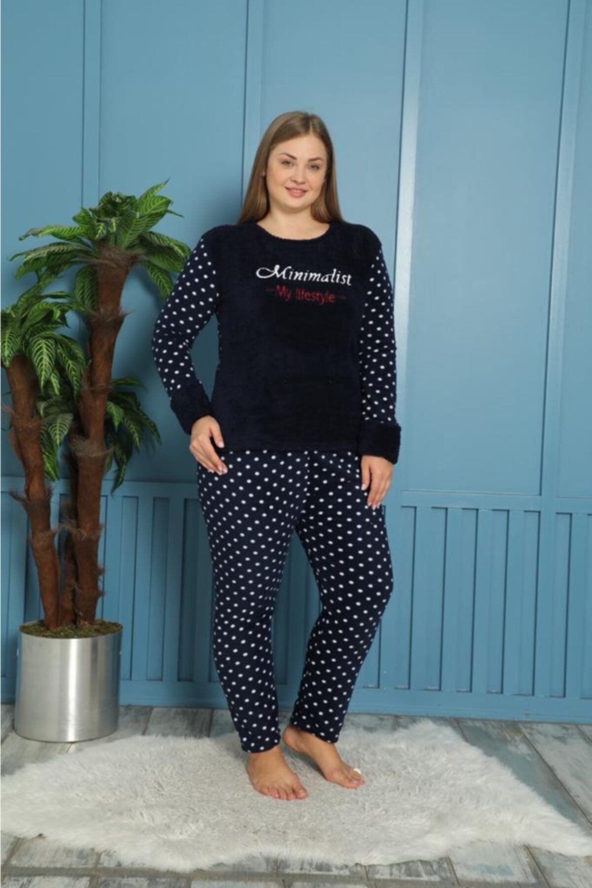Temporium Kadın Lacivert Minimalist Nakışlı Puantiyeli Uzun Kollu Polar Peluş Pijama Takımı