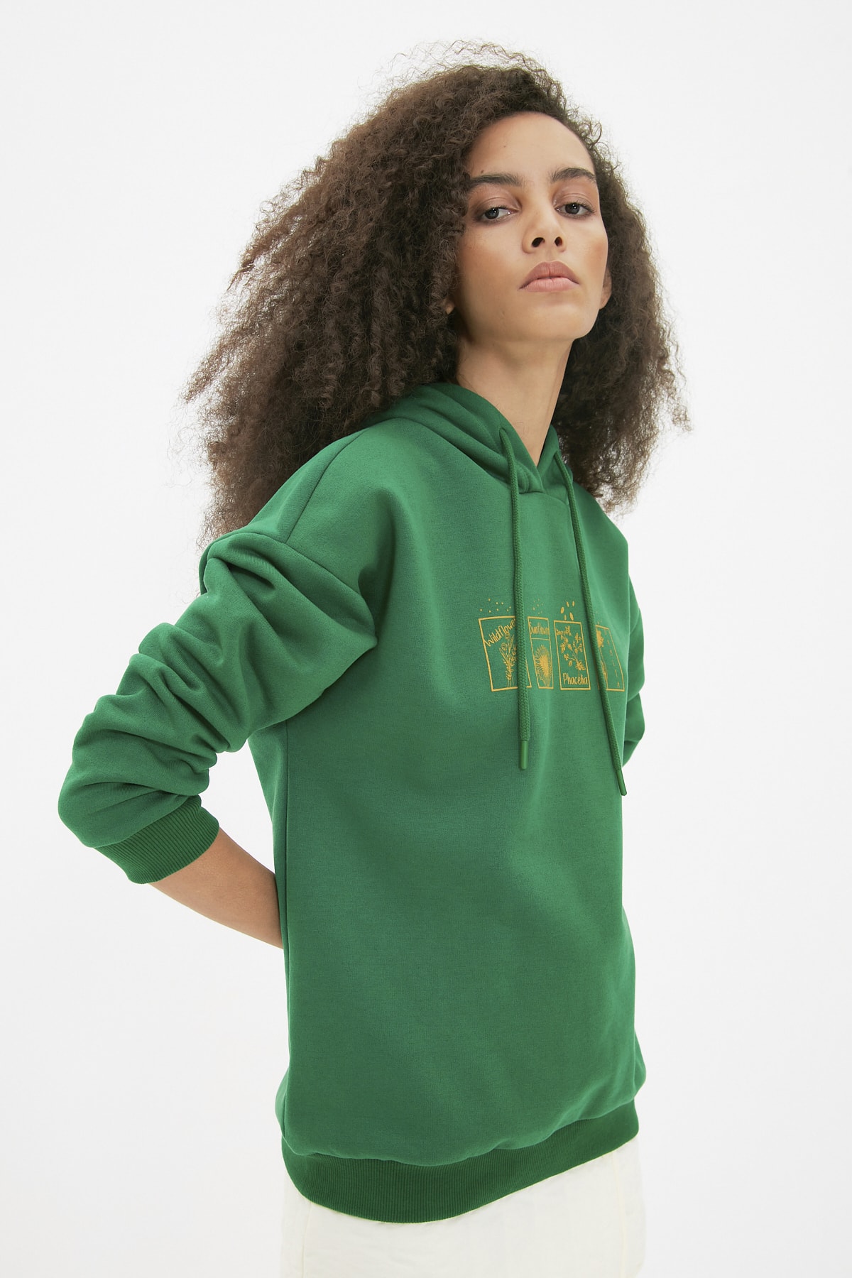 TRENDYOLMİLLA Koyu Yeşil Baskılı Kapüşonlu Boyrfriend Şardonlu Örme Sweatshirt TWOAW22SW1999
