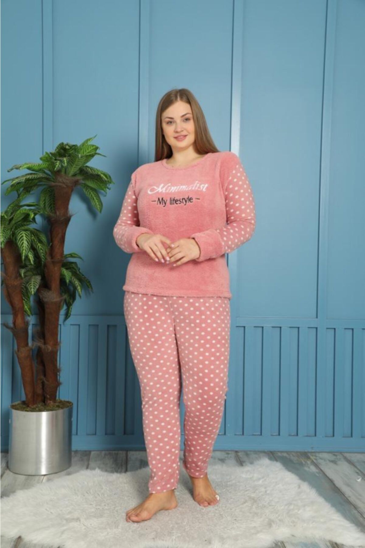 Temporium Kadın Pudra Minimalist Nakışlı Puantiyeli Uzun Kollu Polar Peluş Pijama Takımı