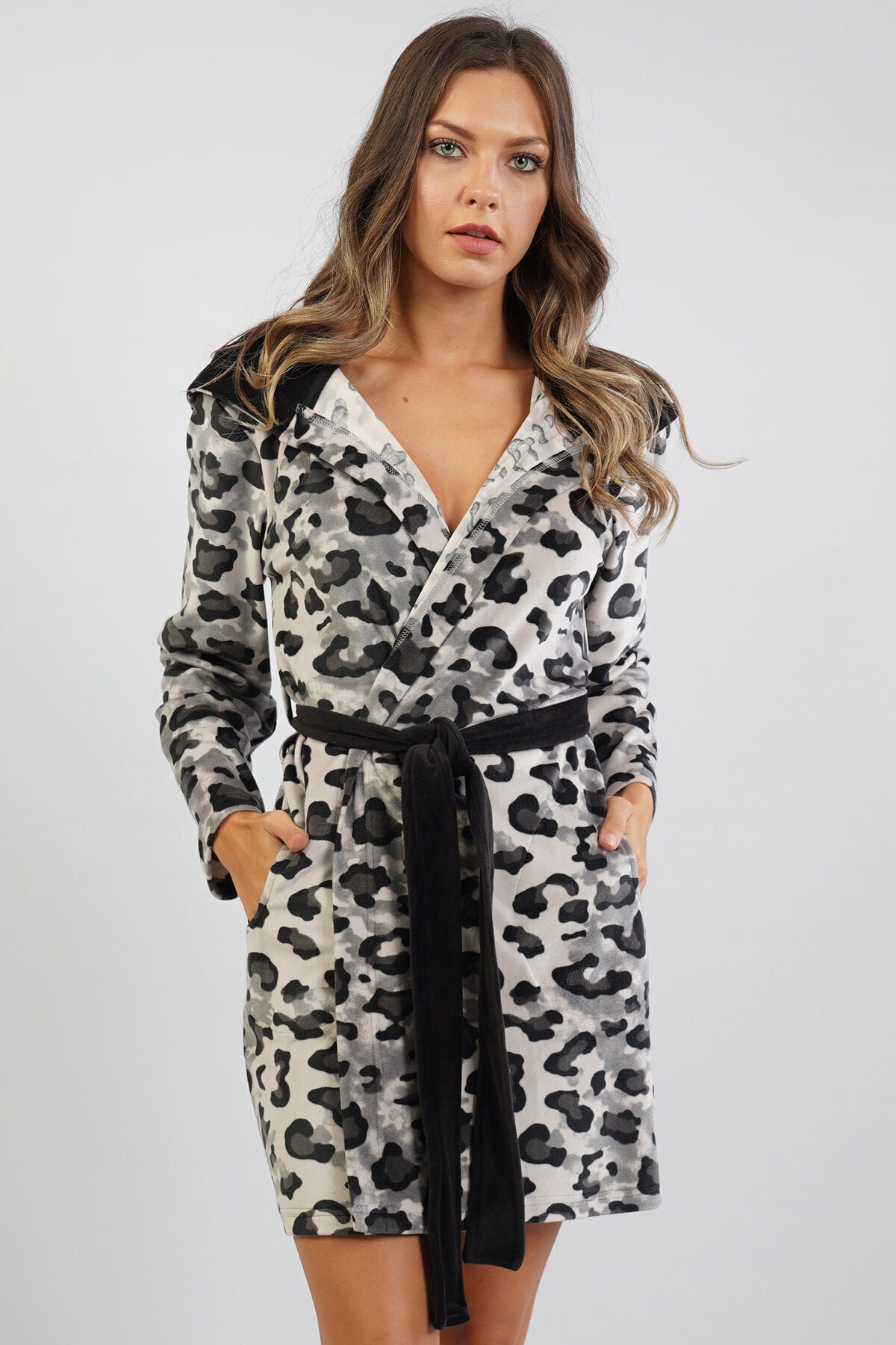 VİENETTA Kadın Lycralı Kadife Kapşonlu Uzun Kol Normal Beden Siyah Sabahlık Takım