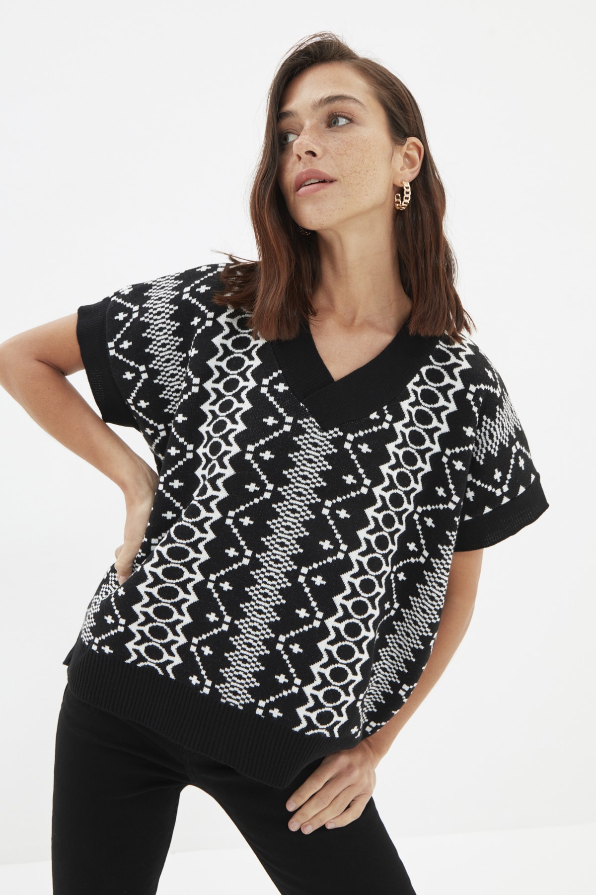 TRENDYOLMİLLA Siyah Jakarlı Oversize Triko Süveter TWOAW22SV0113