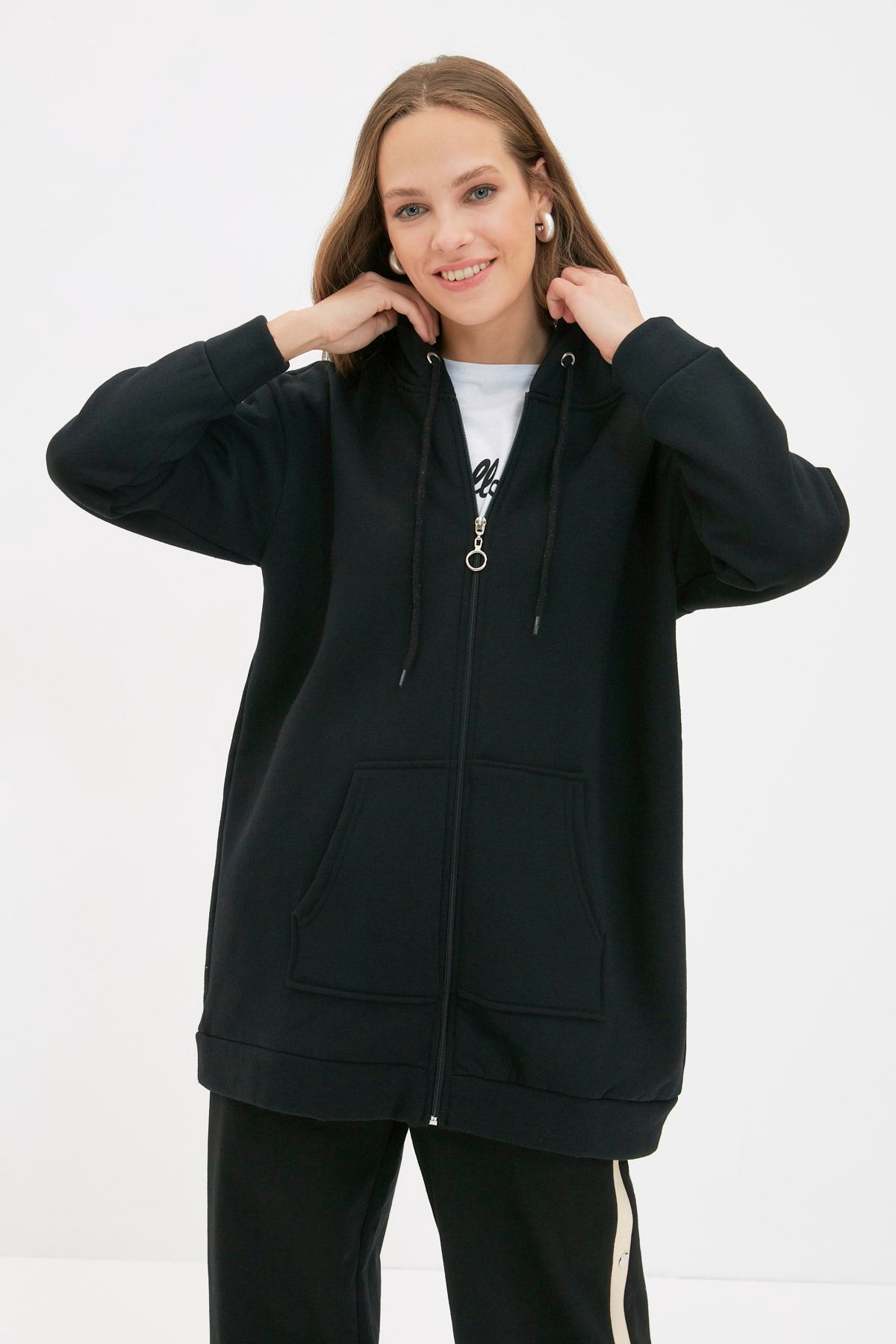 Trendyol Modest Siyah Kapüşonlu Önü Fermuarlı Örme Sweatshirt TCTAW22TW0140