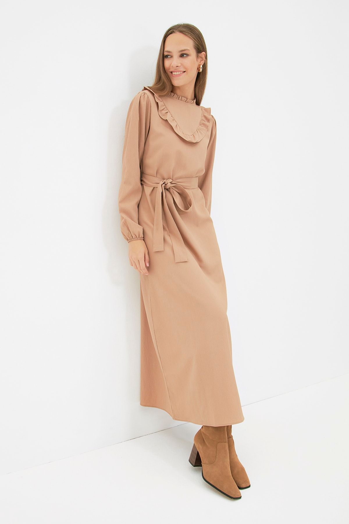 Trendyol Modest Camel Dik Yaka Fırfır Detaylı Kuşaklı Elbise TCTAW22EB0210