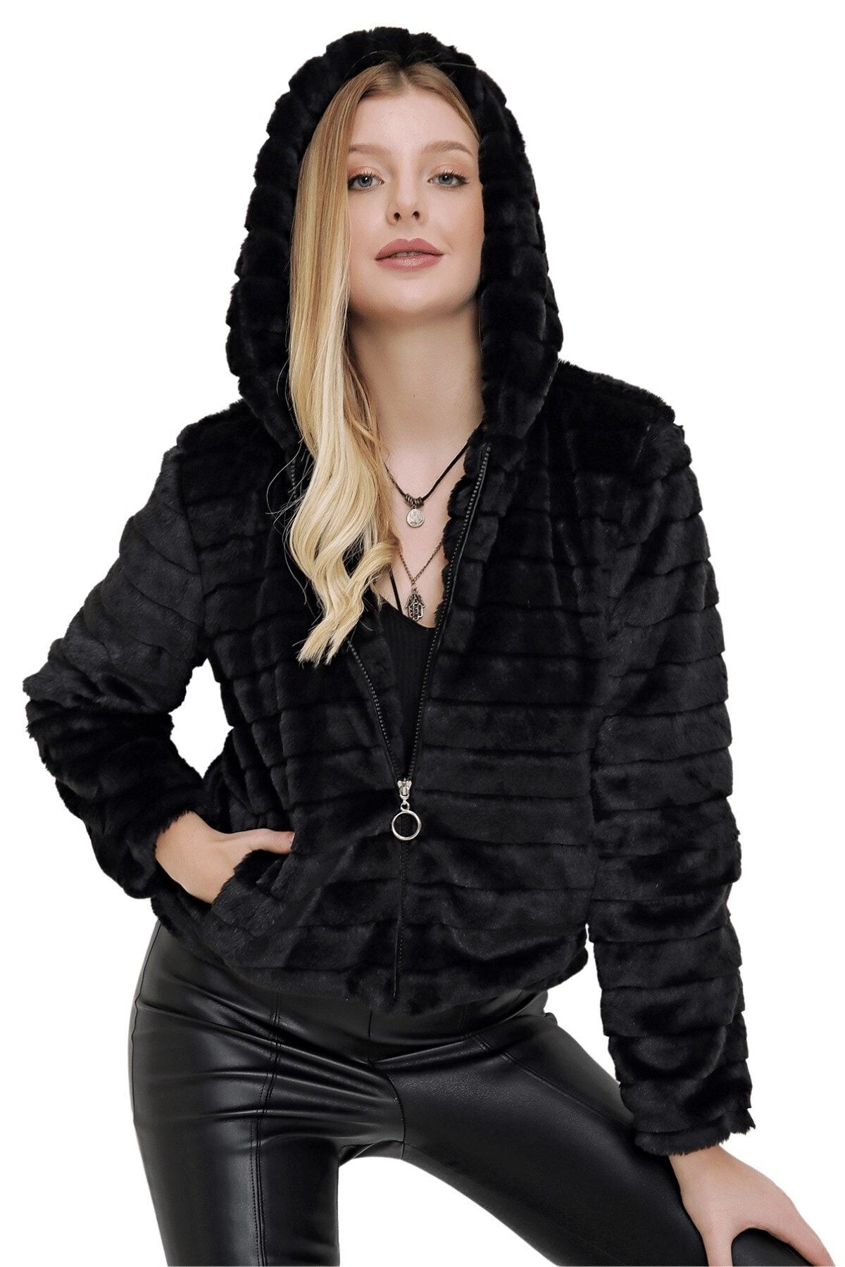 butikburuç Kadın Siyah Kapüşonlu Peluş Mont