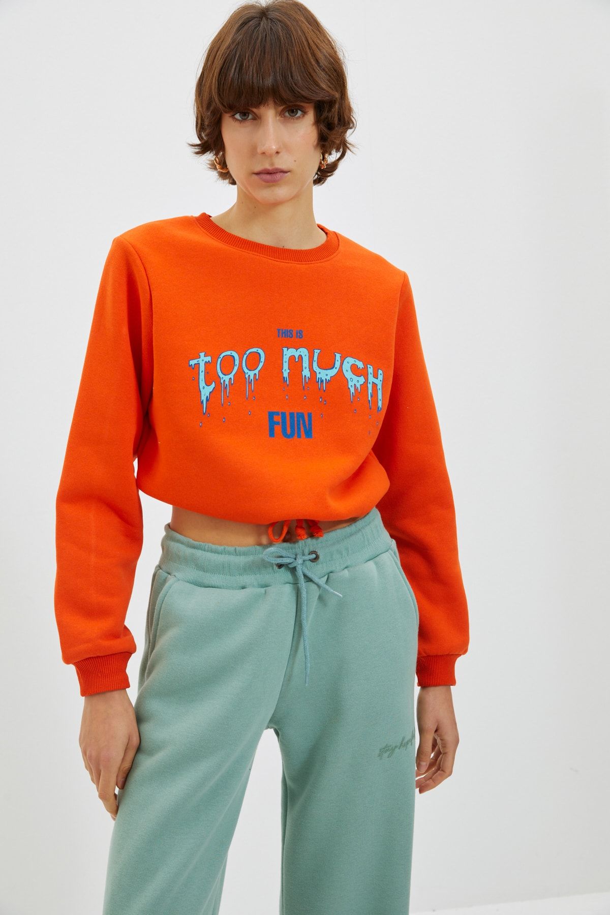 TRENDYOLMİLLA Turuncu Baskılı Crop Örme Şardonlu Sweatshirt TWOAW22SW1808
