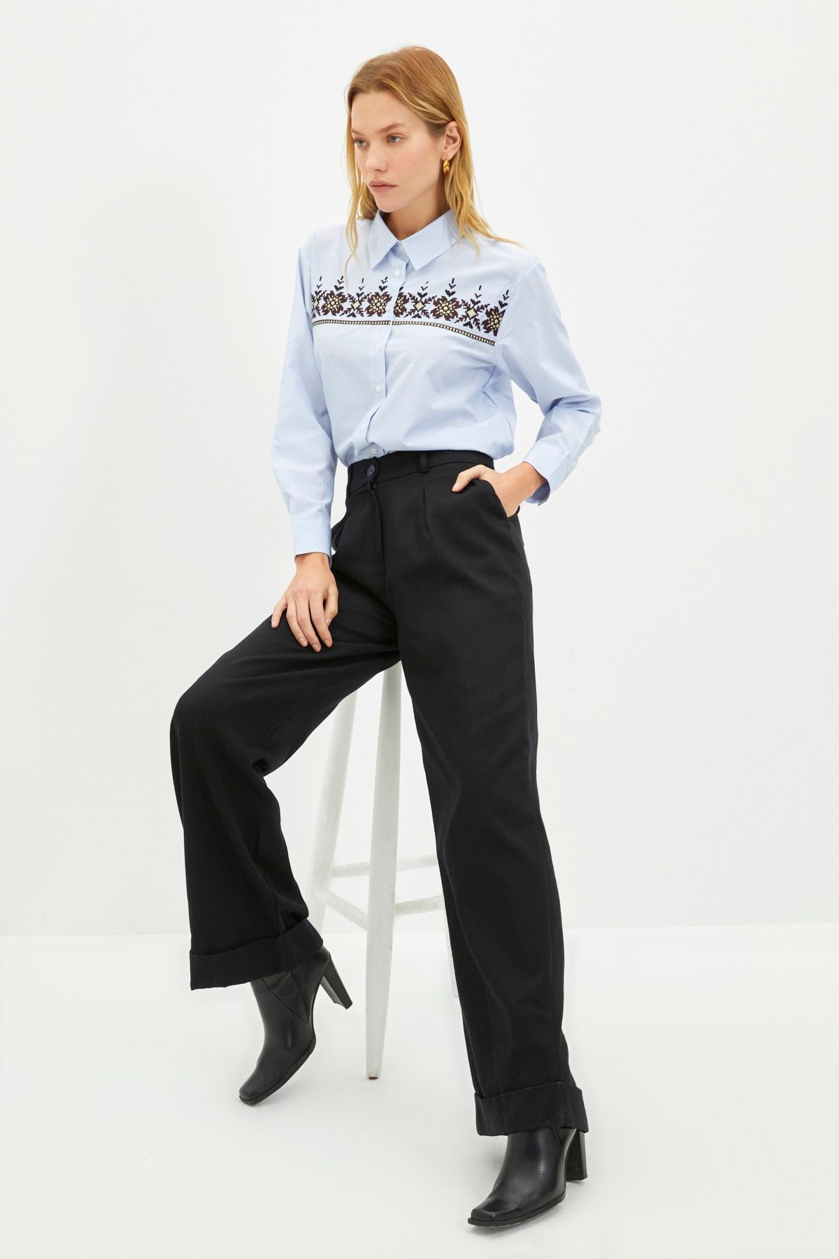 TRENDYOLMİLLA Siyah Geniş Paça Pantolon TWOAW22PL0442