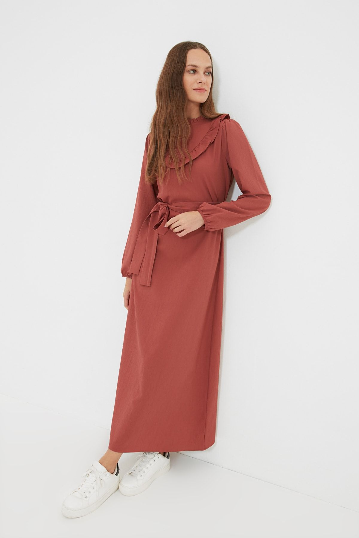 Trendyol Modest Gül Kurusu Dik Yaka Fırfır Detaylı Kuşaklı Elbise TCTAW22EB0210