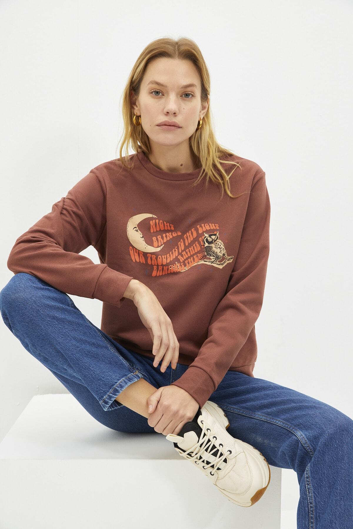 TRENDYOLMİLLA Kahverengi Baskılı Basic İnce Örme Sweatshirt TWOAW22SW2306