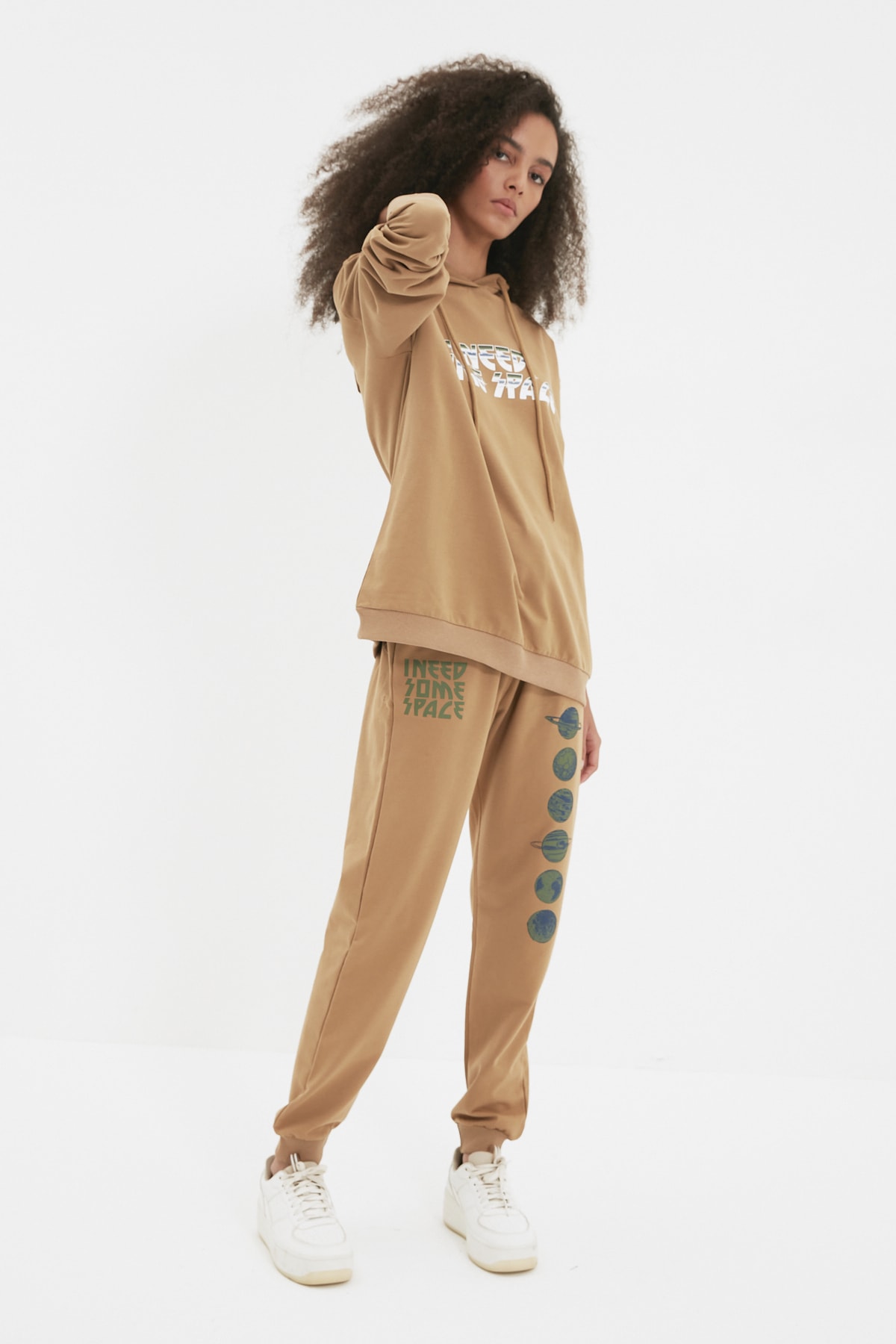 TRENDYOLMİLLA Camel Loose Fit Baskılı Örme Sweatshirt TWOAW22SW1355