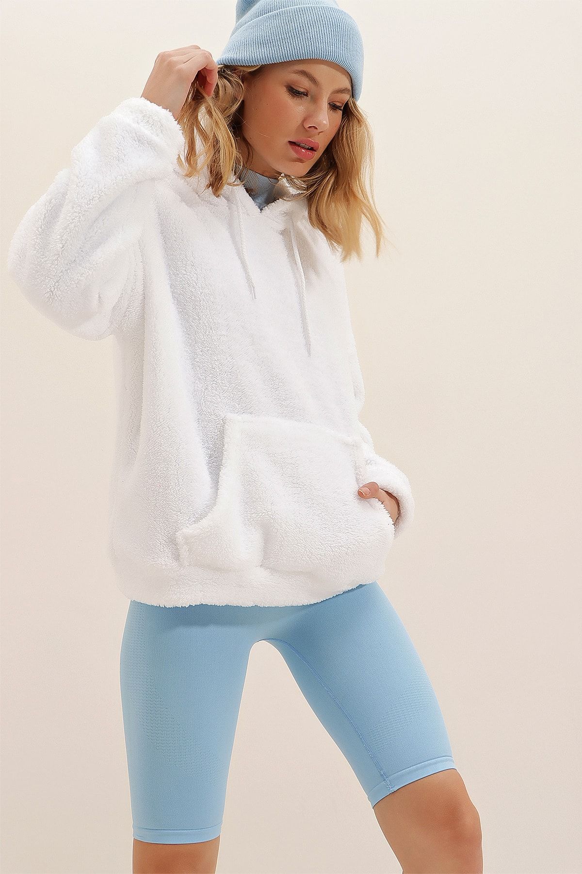 Trend Alaçatı Stili Kadın Beyaz Kapüşonlu Kanguru Cepli Oversize Peluş Sweatshirt ALC-531-008