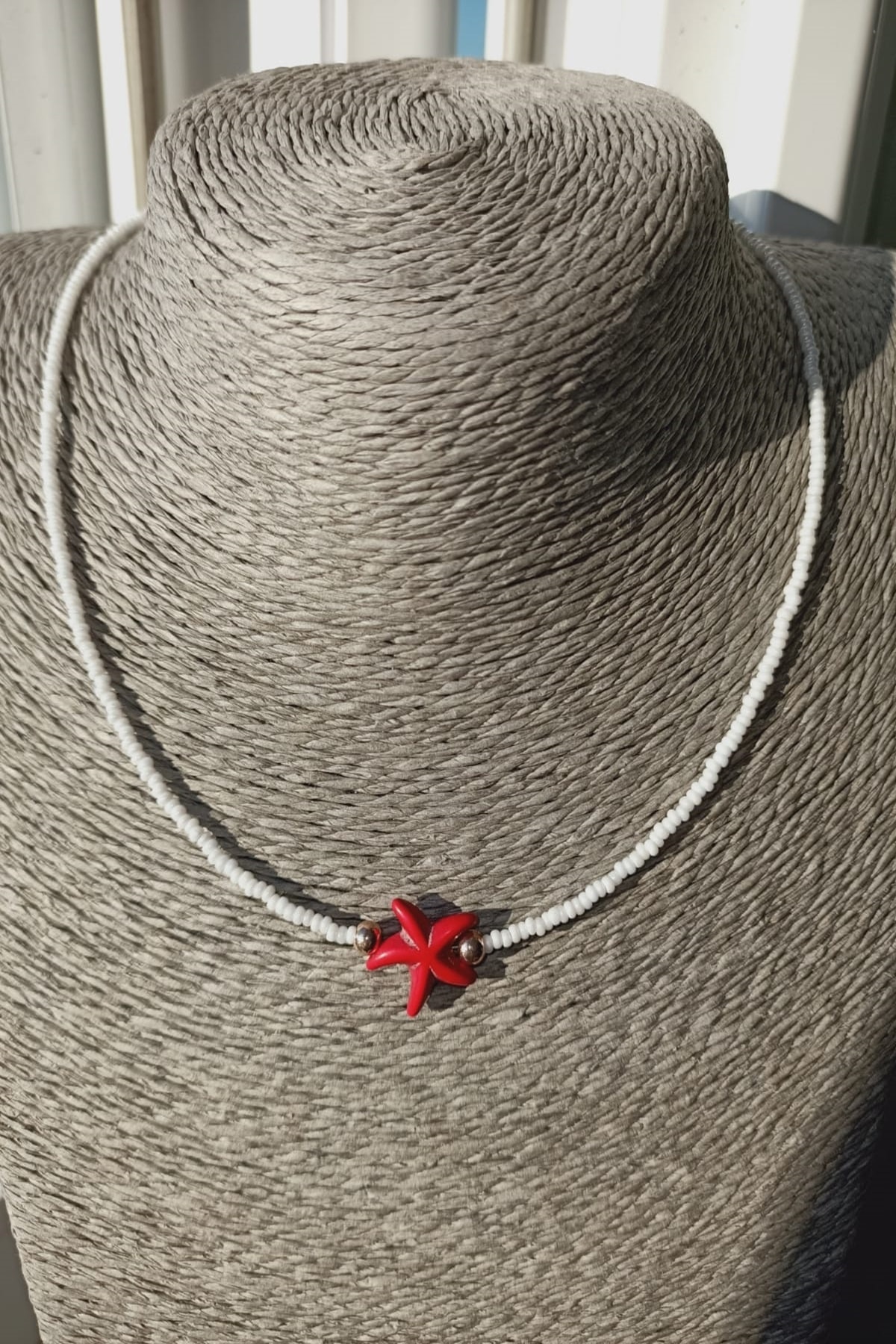 ROSALINDA COLLECTION Kadın Choker Beyaz Boncuk Tasma Kolye Kırmızı Deniz Yıldızı Detaylı
