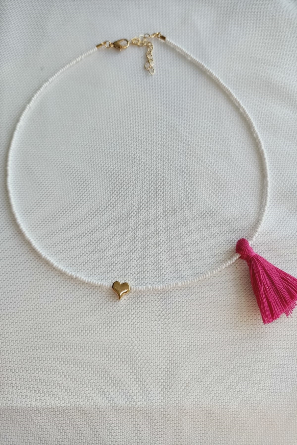 ROSALINDA COLLECTION Kadın Choker Beyaz Boncuk Tasma Kolye Gold Kalp Ve Püskül Detaylı