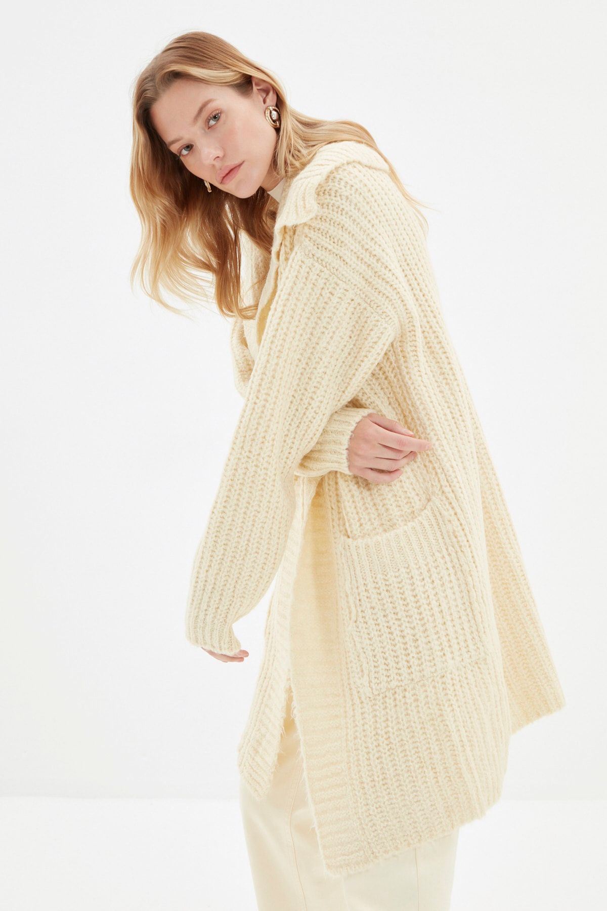 TRENDYOLMİLLA Ekru Oversize Cep Detaylı Triko Hırka TWOAW22HI1422