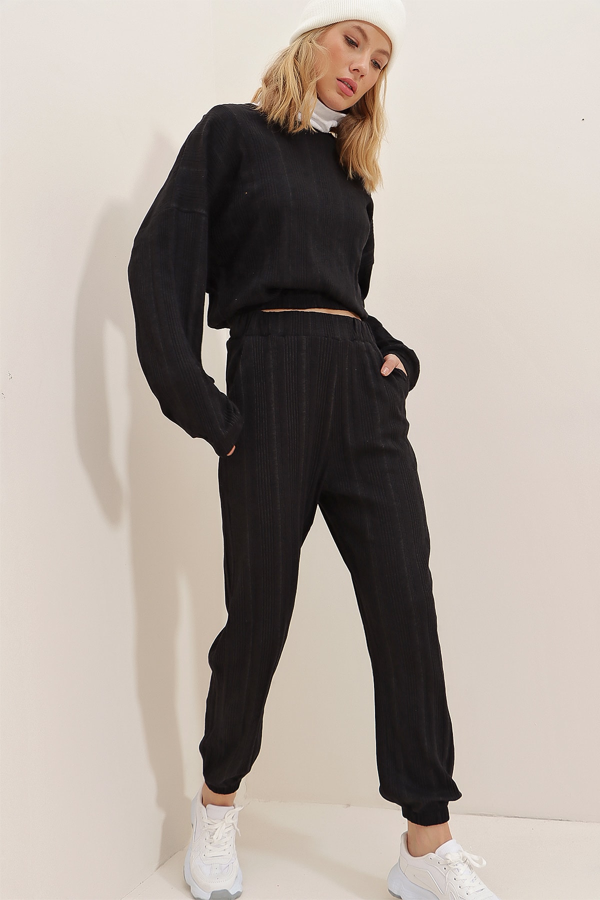 Trend Alaçatı Stili Kadın Siyah Bisiklet Yaka Sweatshirt Ve Beli Lastikli Alt Üst Takımı ALC-507-509-KT