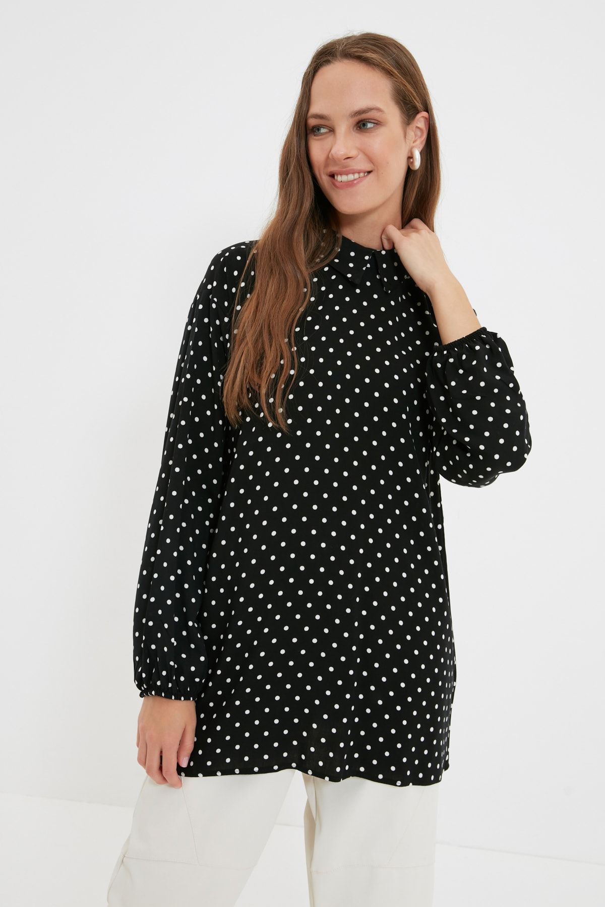 Trendyol Modest Siyah Gömlek Yaka Puantiyeli Tunik TCTAW22UK0185