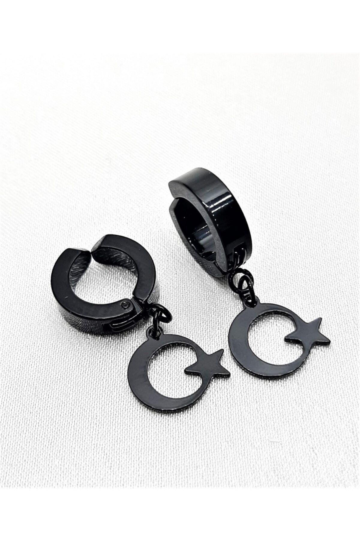 TÜKKAN ACCESSORİES Unisex Siyah Kaplama Ayyıldız Figür Kıstırmalı Çelik Küpe