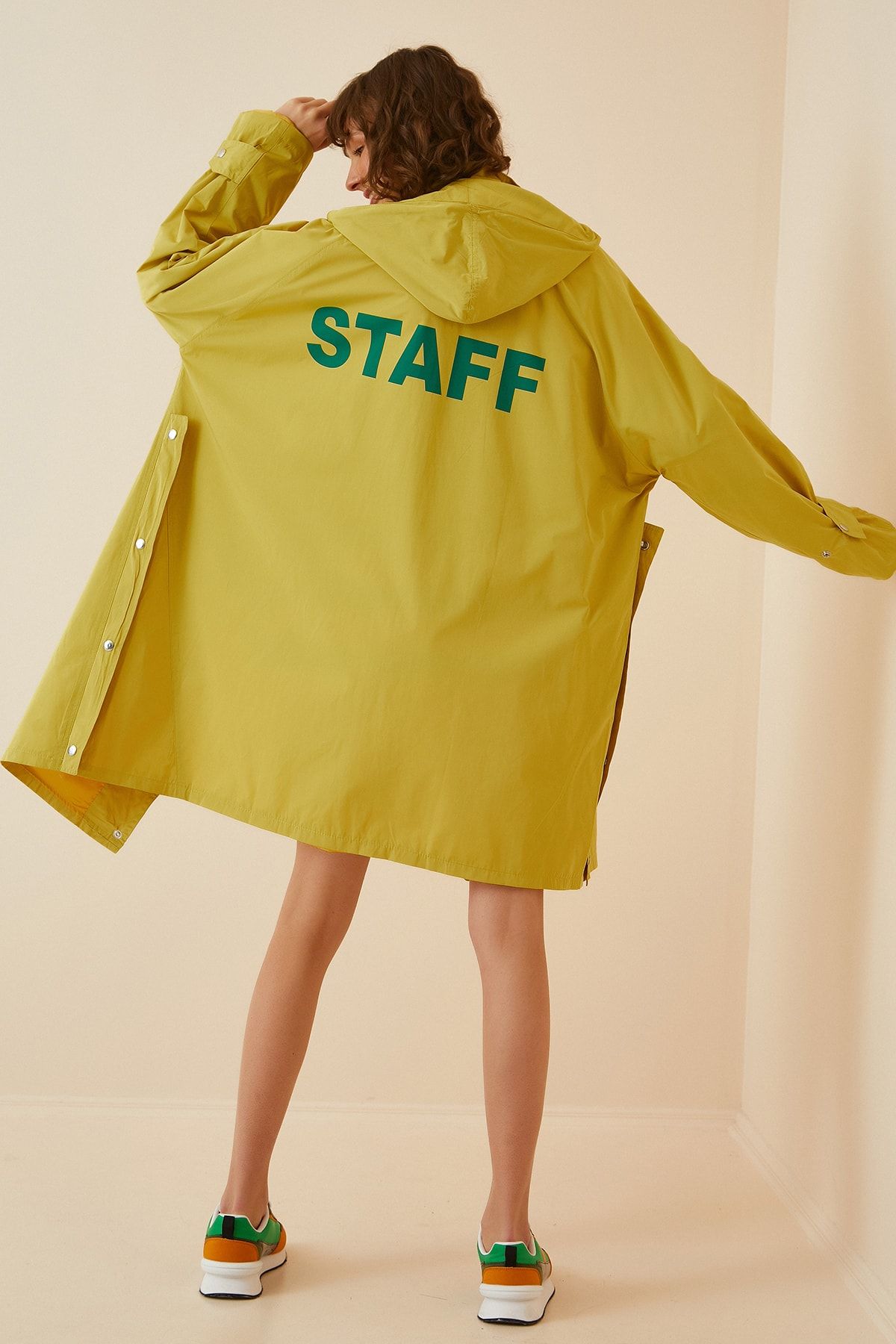 Happiness İst. Kadın Koyu Sarı Kapüşonlu Baskılı Oversize Tasarım Yağmurluk Trençkot 50043 US00765