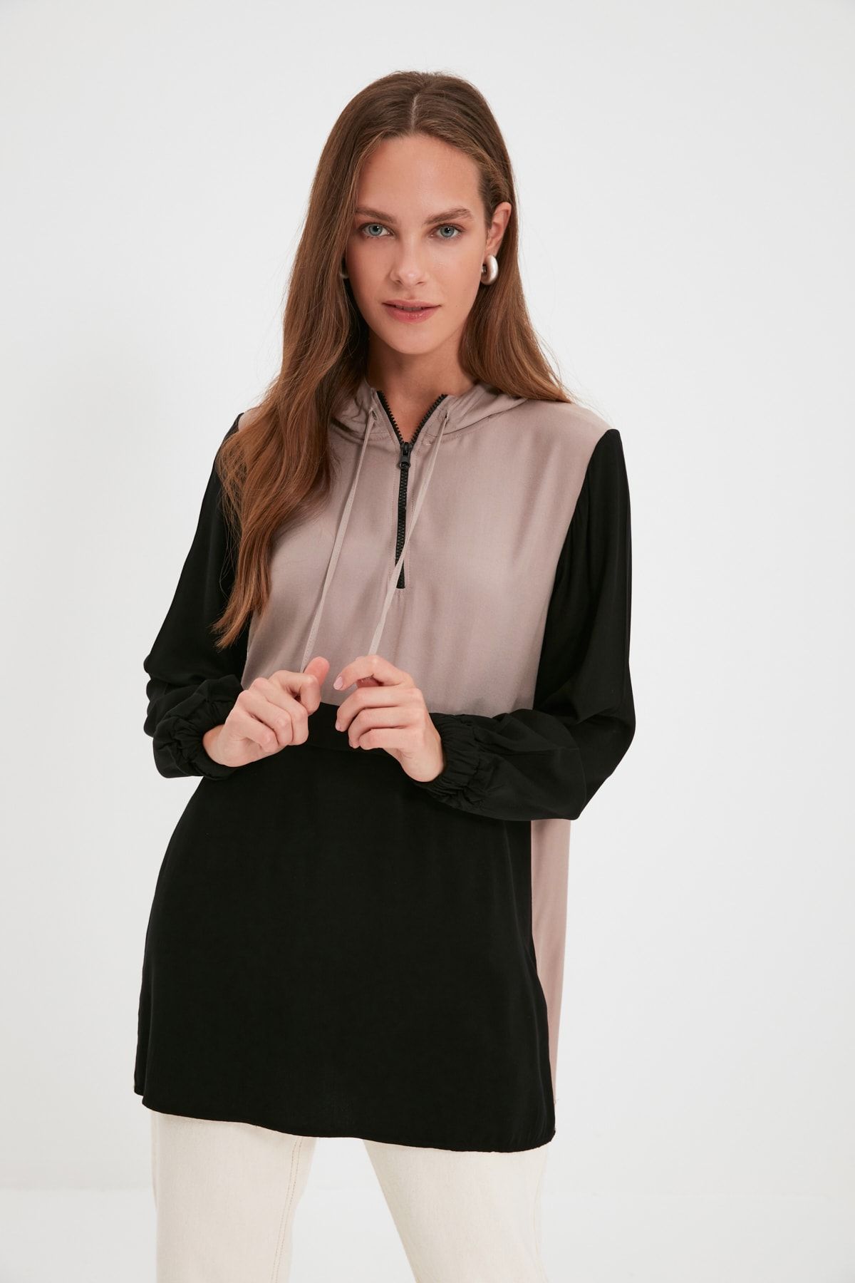 Trendyol Modest Siyah Kapüşonlu Fermuarlı Renk Bloklu Tunik TCTAW22UK0215