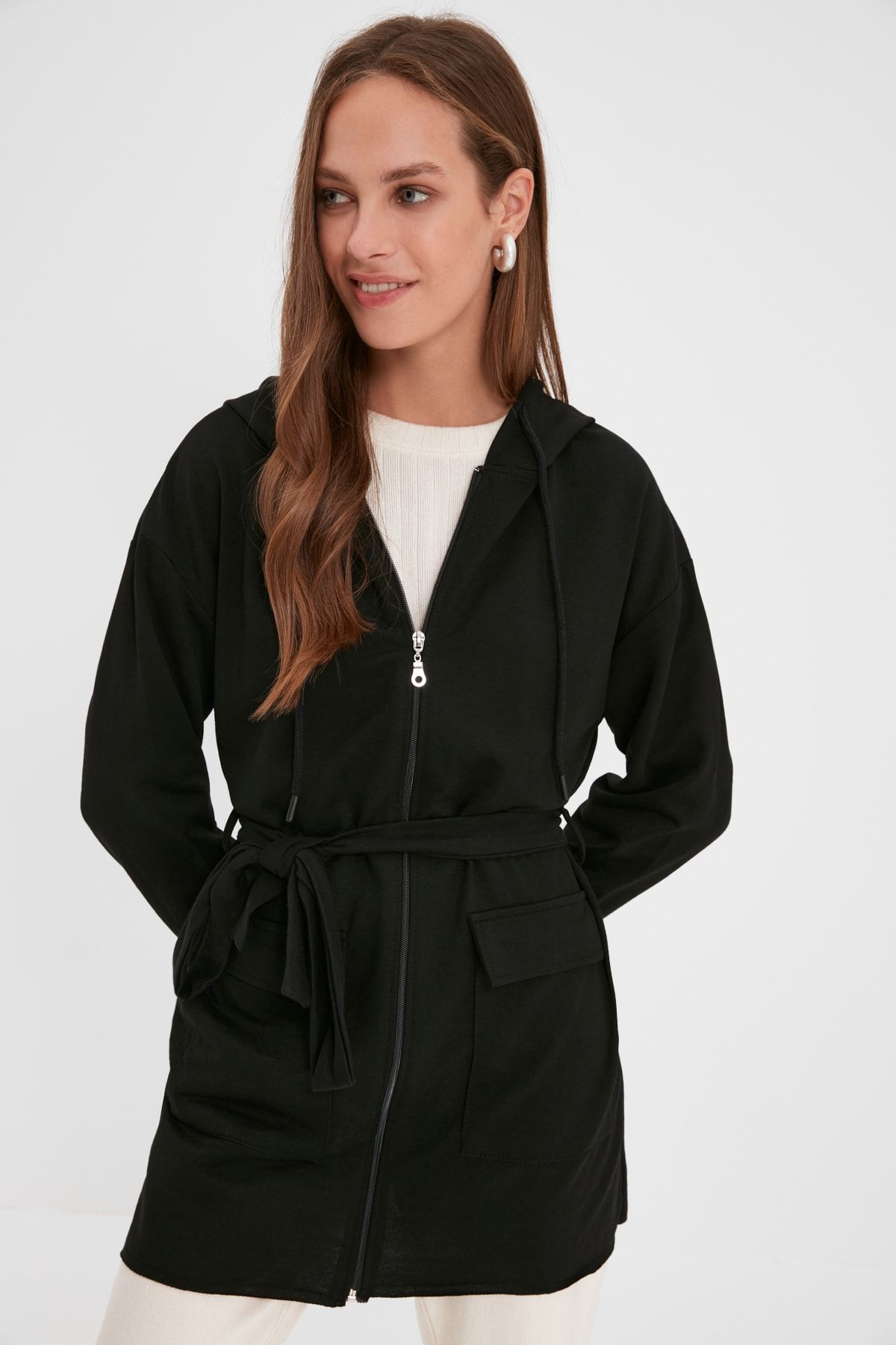 Trendyol Modest Siyah Kapüşonlu Önü Fermuarlı Kuşaklu Örme Ceket TCTAW22CK0057
