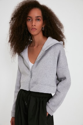 TRENDYOLMİLLA Gri Kap&uuml;şonlu Crop &Ouml;rme Şardonlu Sweatshirt TWOAW20SW0660