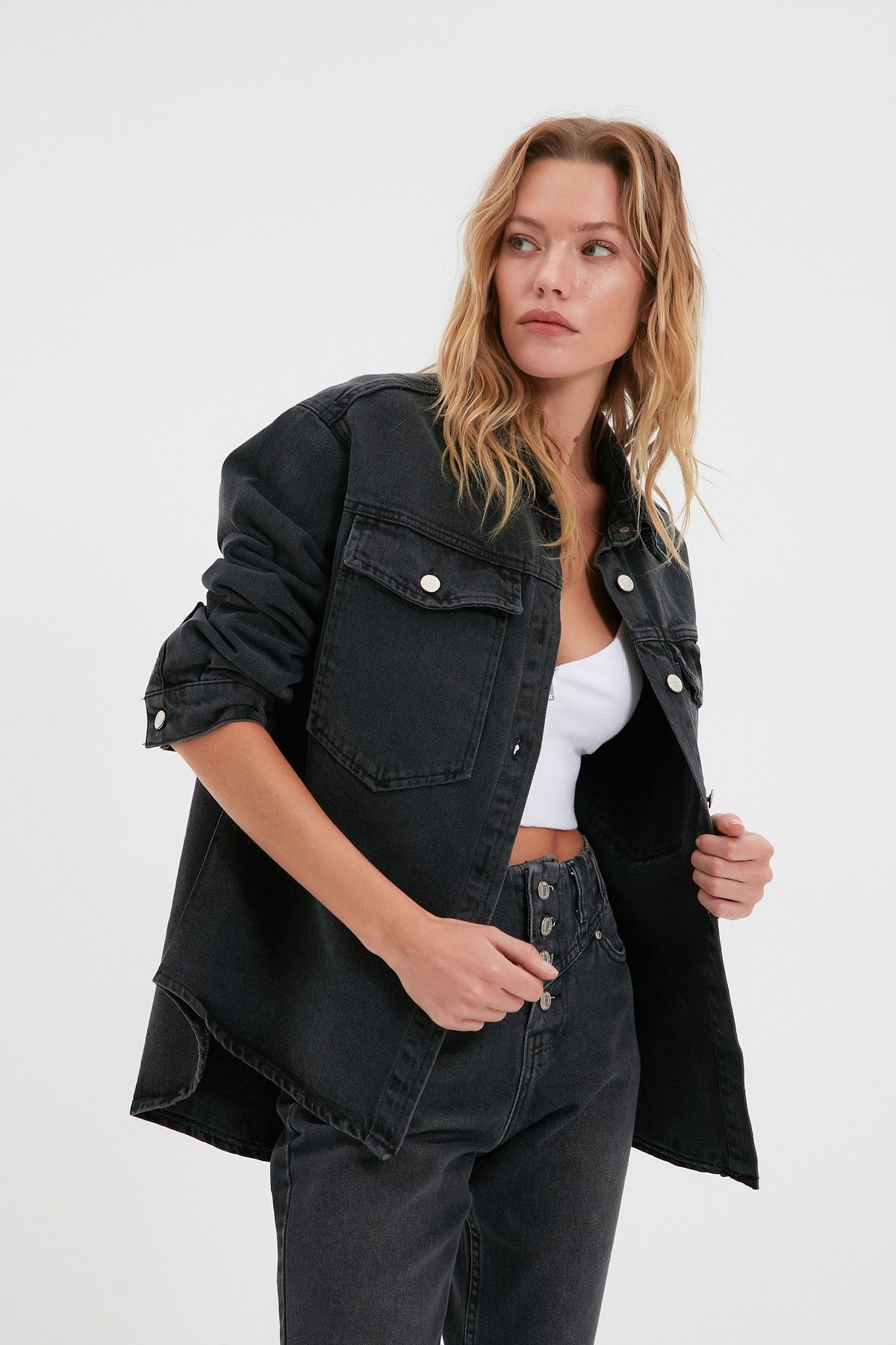 TRENDYOLMİLLA Siyah Oversize Cep Detaylı Denim Gömlek Ceket TWOAW22CE0347