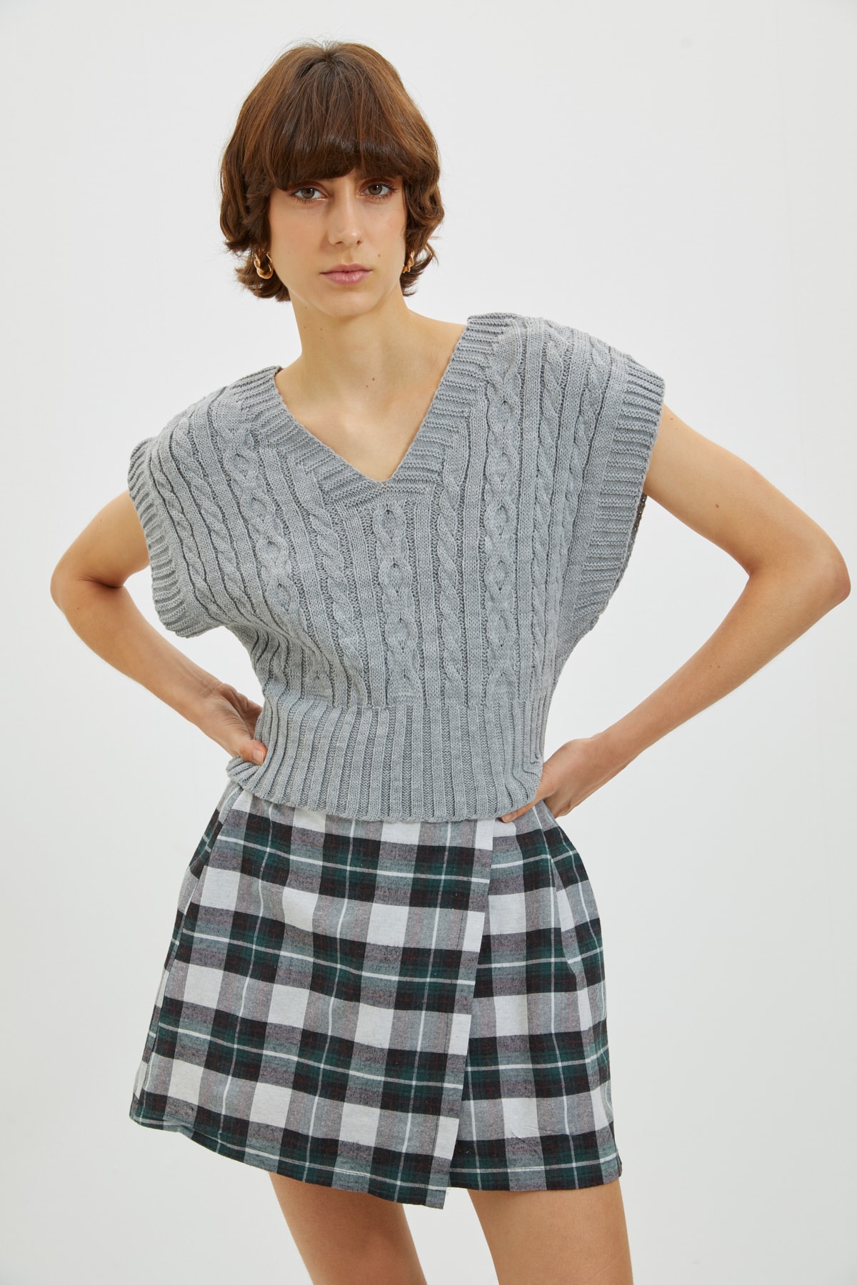 TRENDYOLMİLLA Gri V Yaka Triko Süveter TWOAW22SV0045