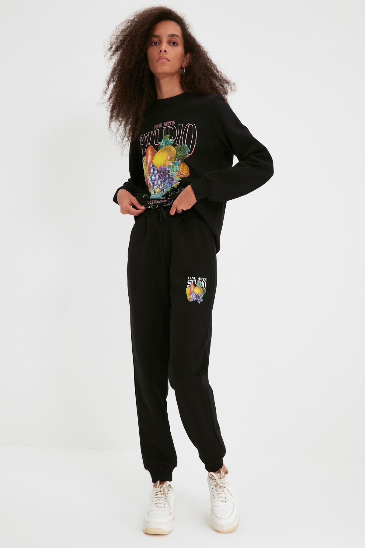 TRENDYOLMİLLA Siyah Baskılı Loose Jogger Şardonlu Örme Eşofman Altı TWOAW22EA0393