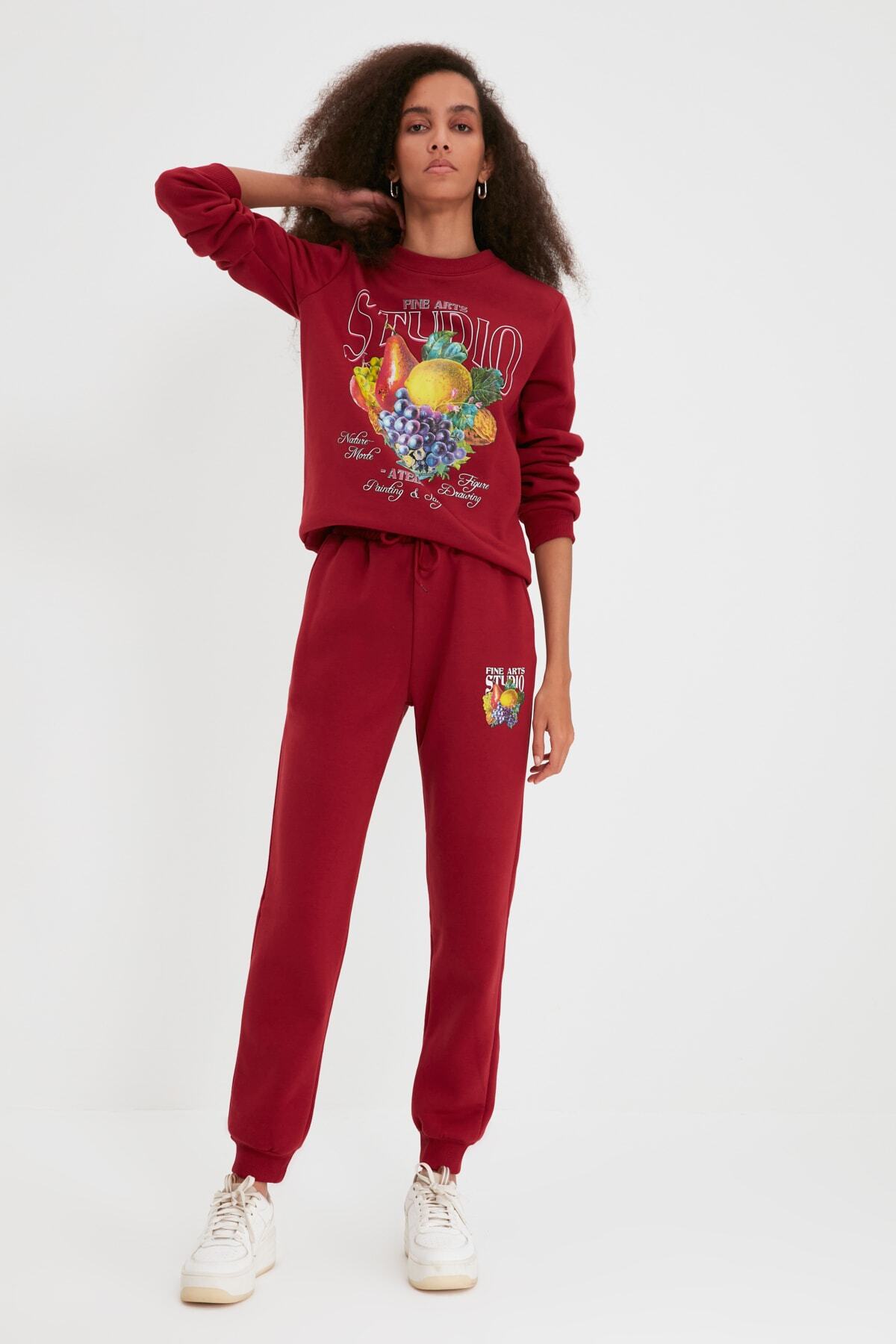 TRENDYOLMİLLA Bordo Baskılı Loose Jogger Şardonlu Örme Eşofman Altı TWOAW22EA0393