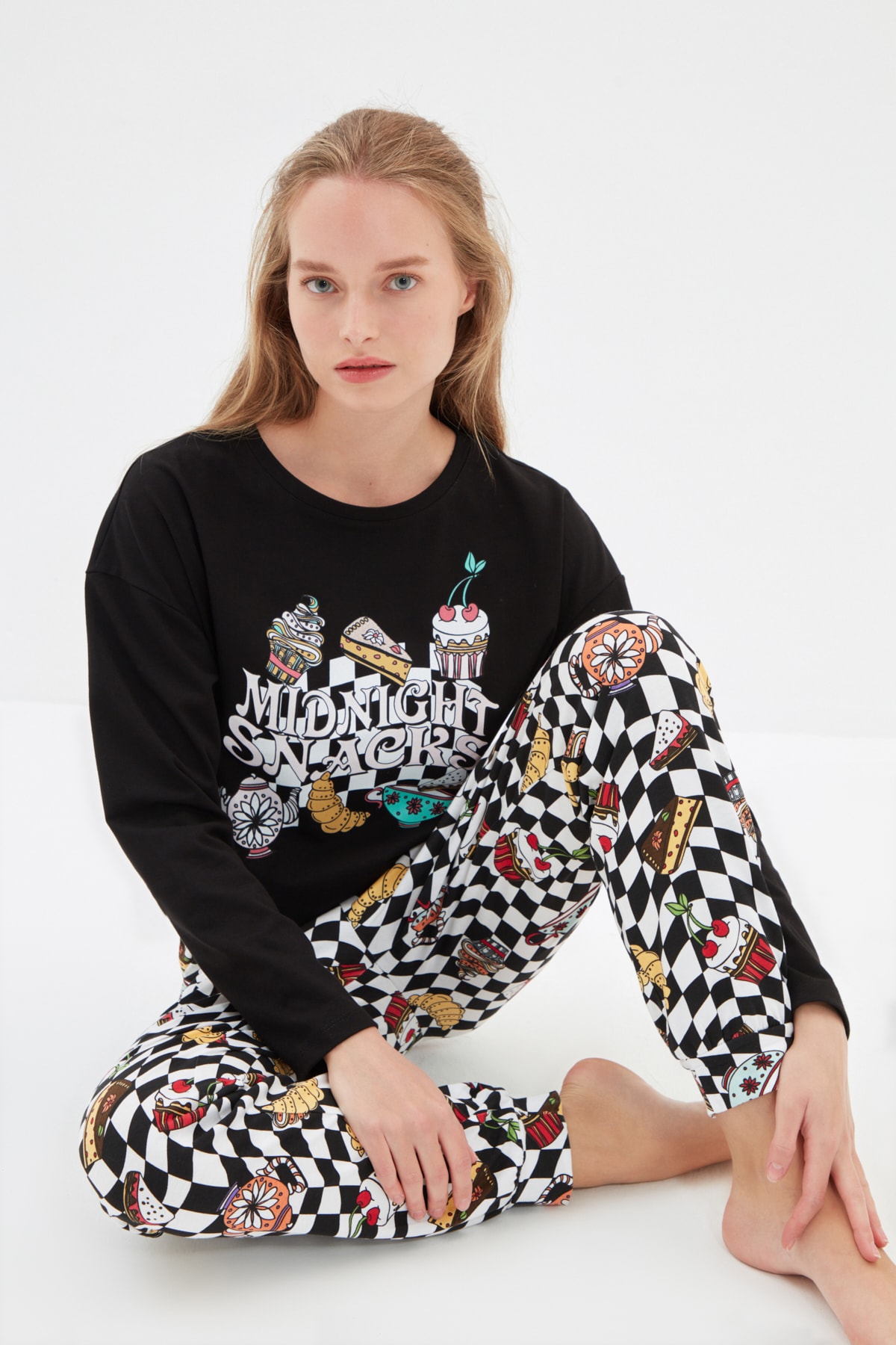 TRENDYOLMİLLA Siyah Dama Desenli Örme Pijama Takımı THMAW22PT0790