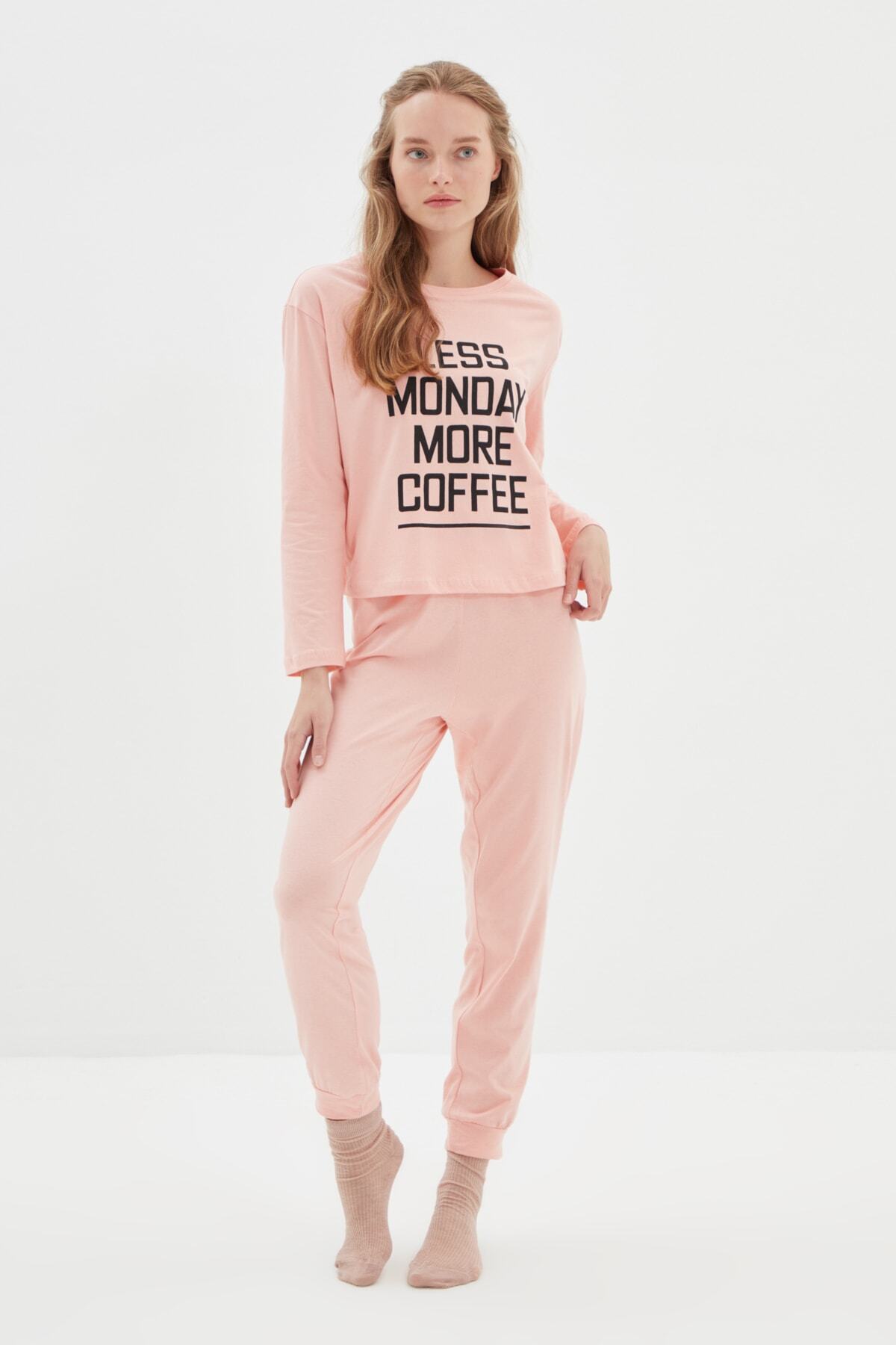 TRENDYOLMİLLA Gül Kurusu Slogan Baskılı Örme Pijama Takımı THMAW22PT1140