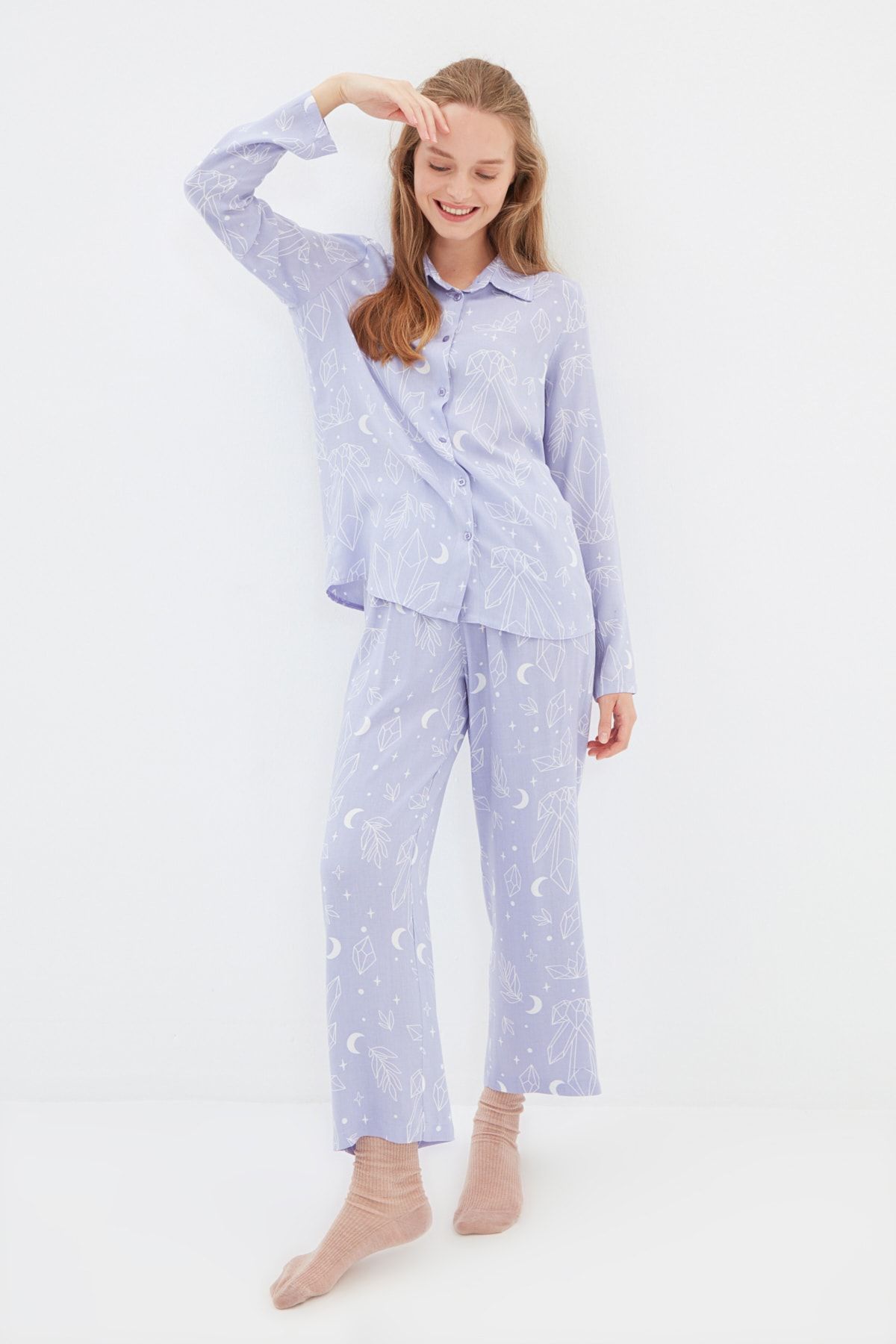 TRENDYOLMİLLA Lila Astrolojik Desenli Viskon Dokuma Pijama Takımı THMAW22PT1251