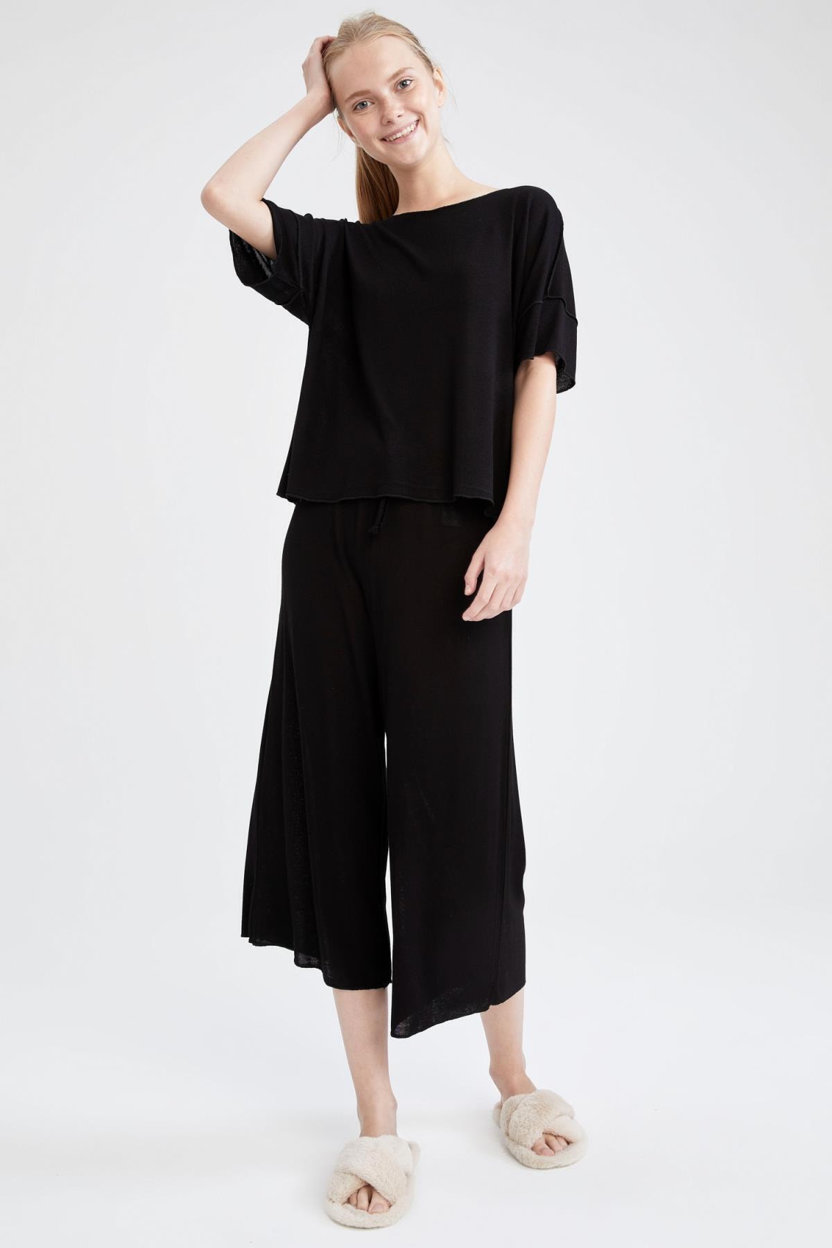 DeFacto Kayık Yaka Kısa Kollu Üst Ve Kapri Pijama Takımı