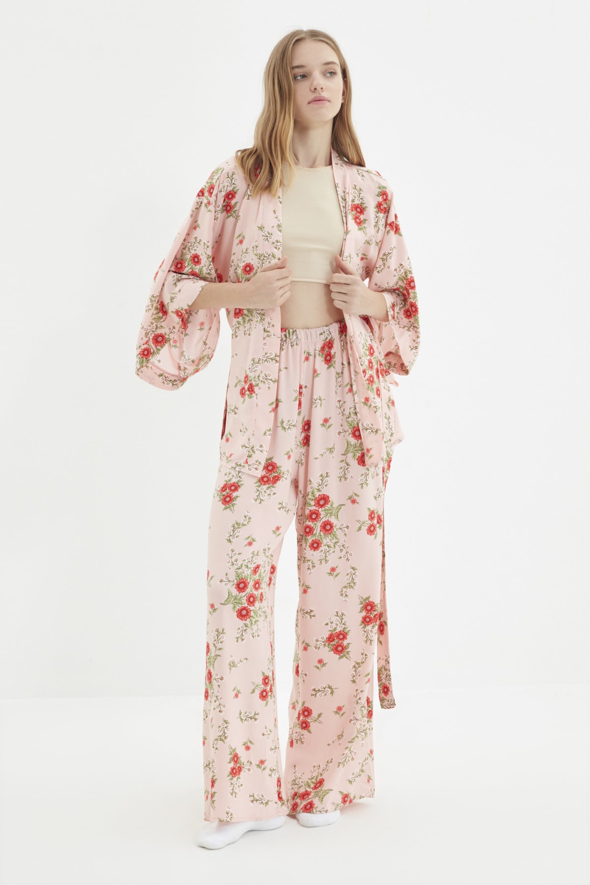 TRENDYOLMİLLA Yavruağzı Desenli Viskon Dokuma Pijama Takımı THMAW22PT1265