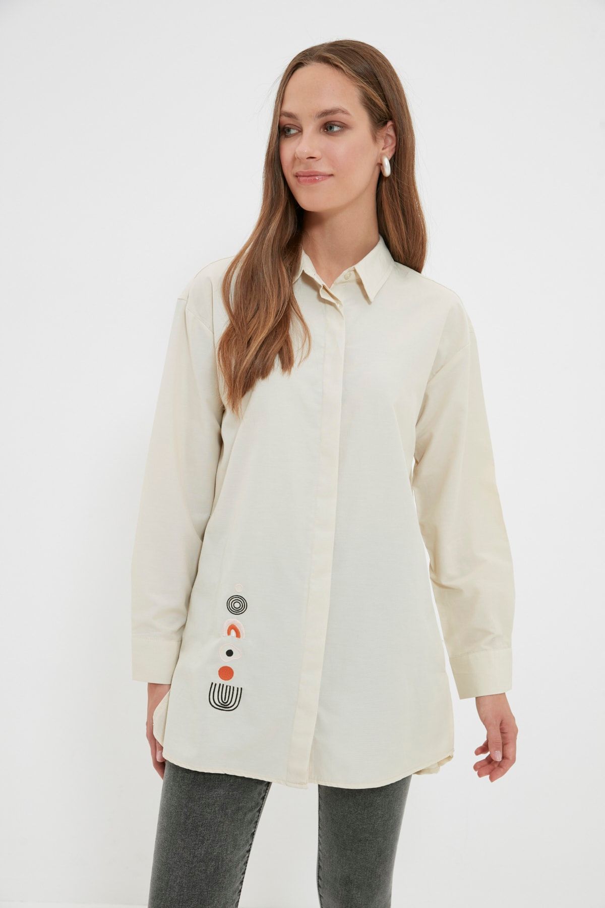 Trendyol Modest Krem Gömlek Yaka Nakışlı Tunik TCTAW22UK0193
