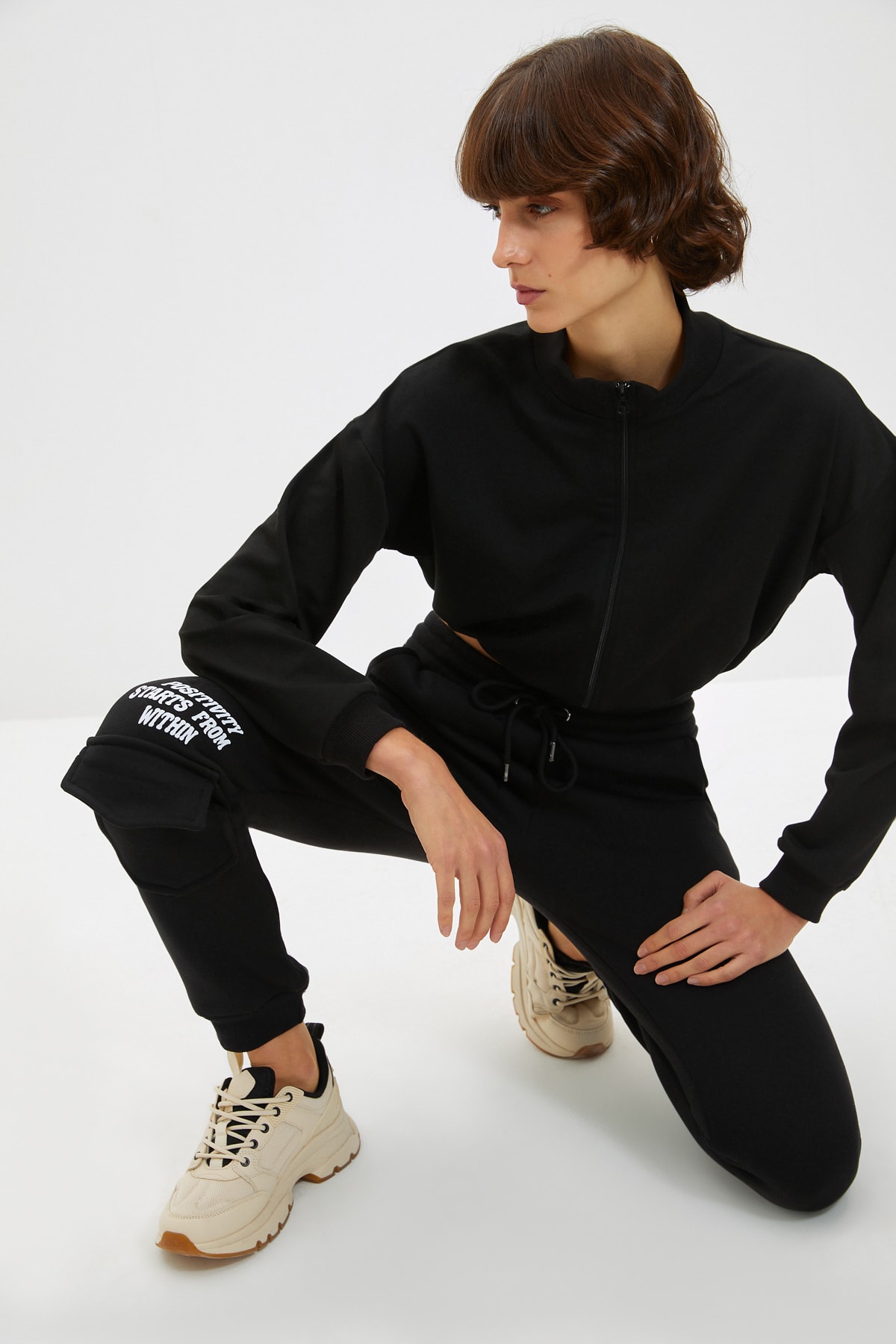 TRENDYOLMİLLA Siyah Baskılı Loose Jogger Şardonlu Spor Eşofman Altı TWOAW22EA0633