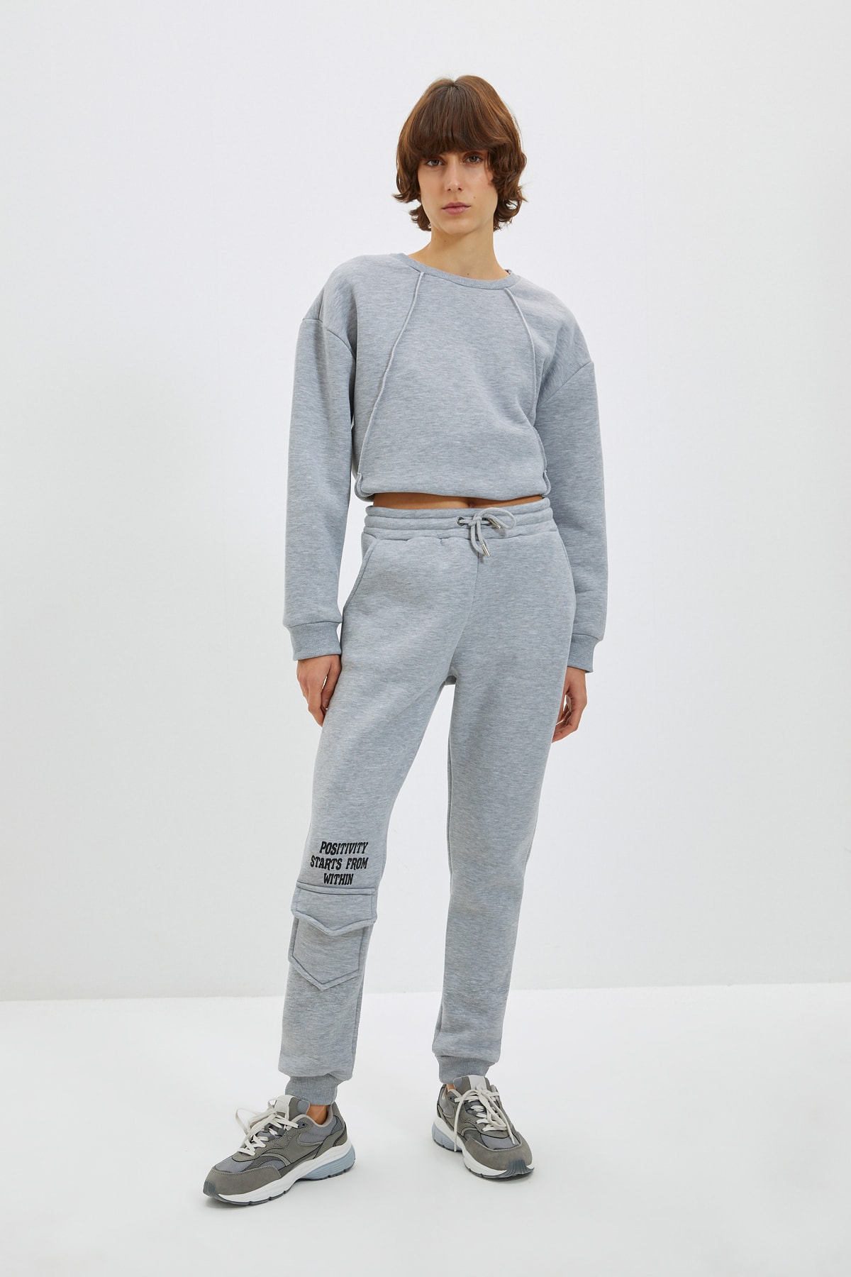 TRENDYOLMİLLA Gri Baskılı Loose Jogger Şardonlu Spor Eşofman Altı TWOAW22EA0633