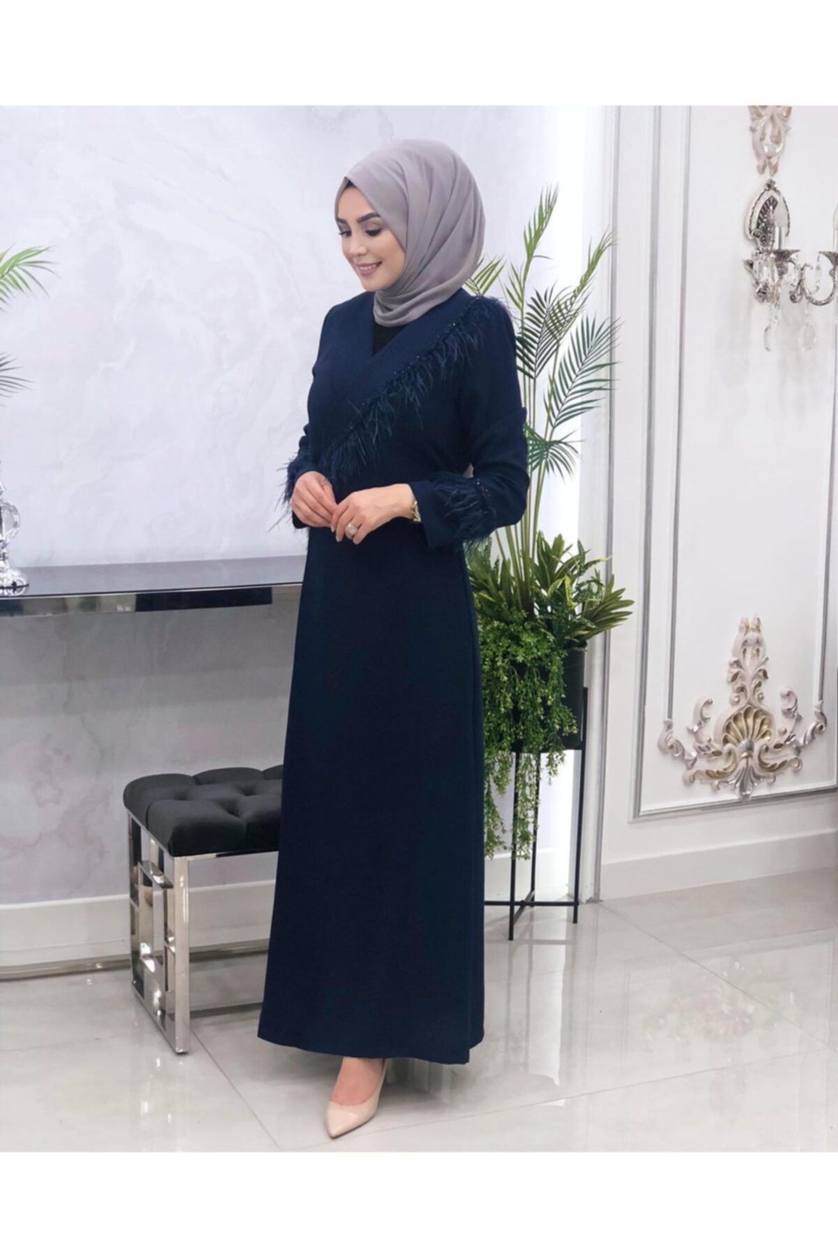 derin store Kol Ve Yaka Tüy Detaylı Abaya Ferace