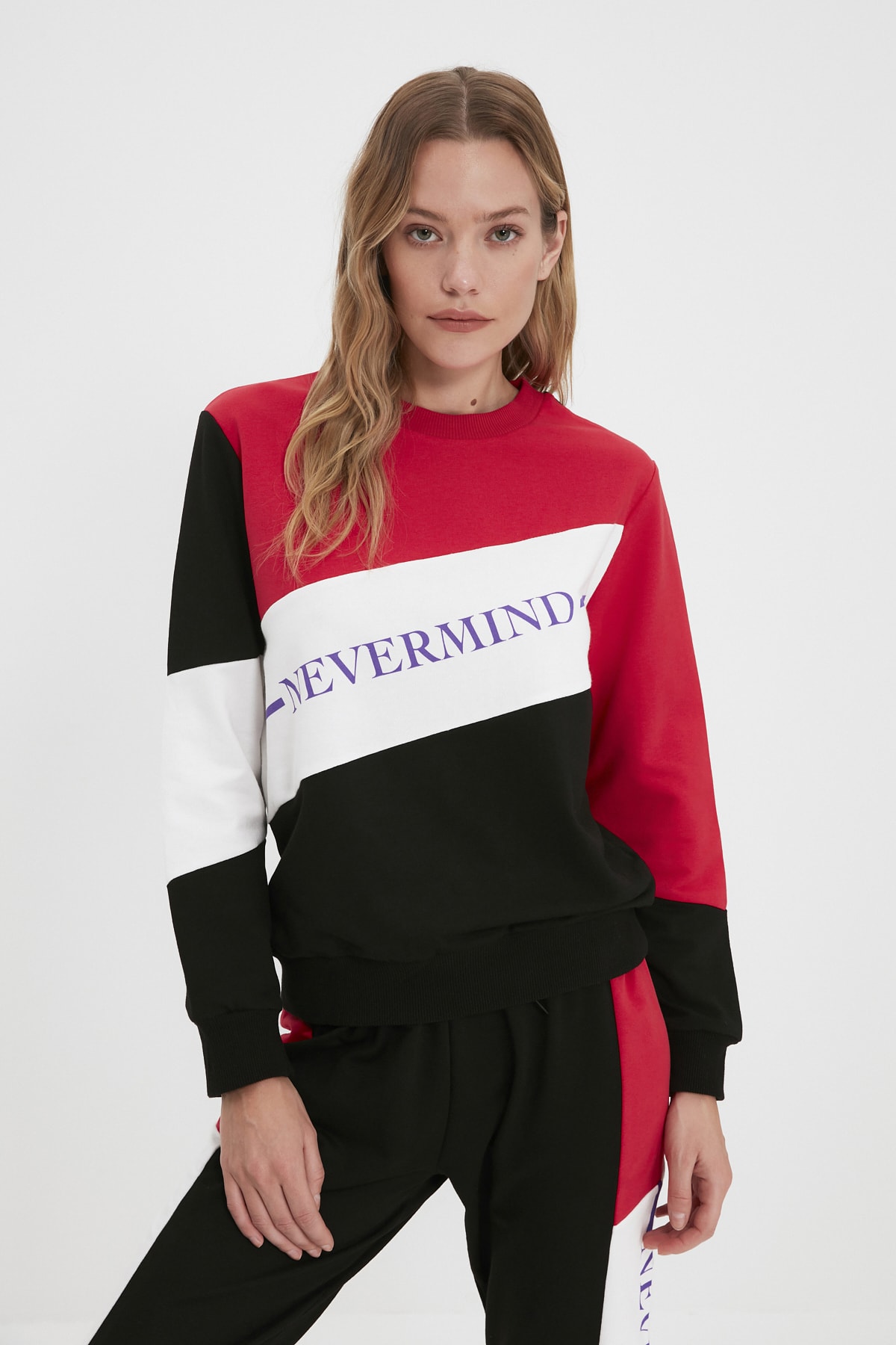 TRENDYOLMİLLA Siyah Renk Bloklu Baskılı Basic İnce Sweatshirt TWOAW22SW0675