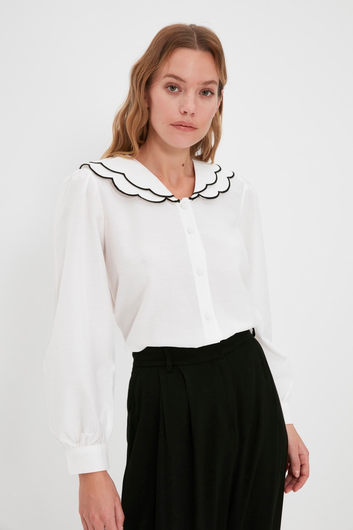 TRENDYOLMİLLA Ekru Yaka Detaylı Gömlek TWOAW22GO0868