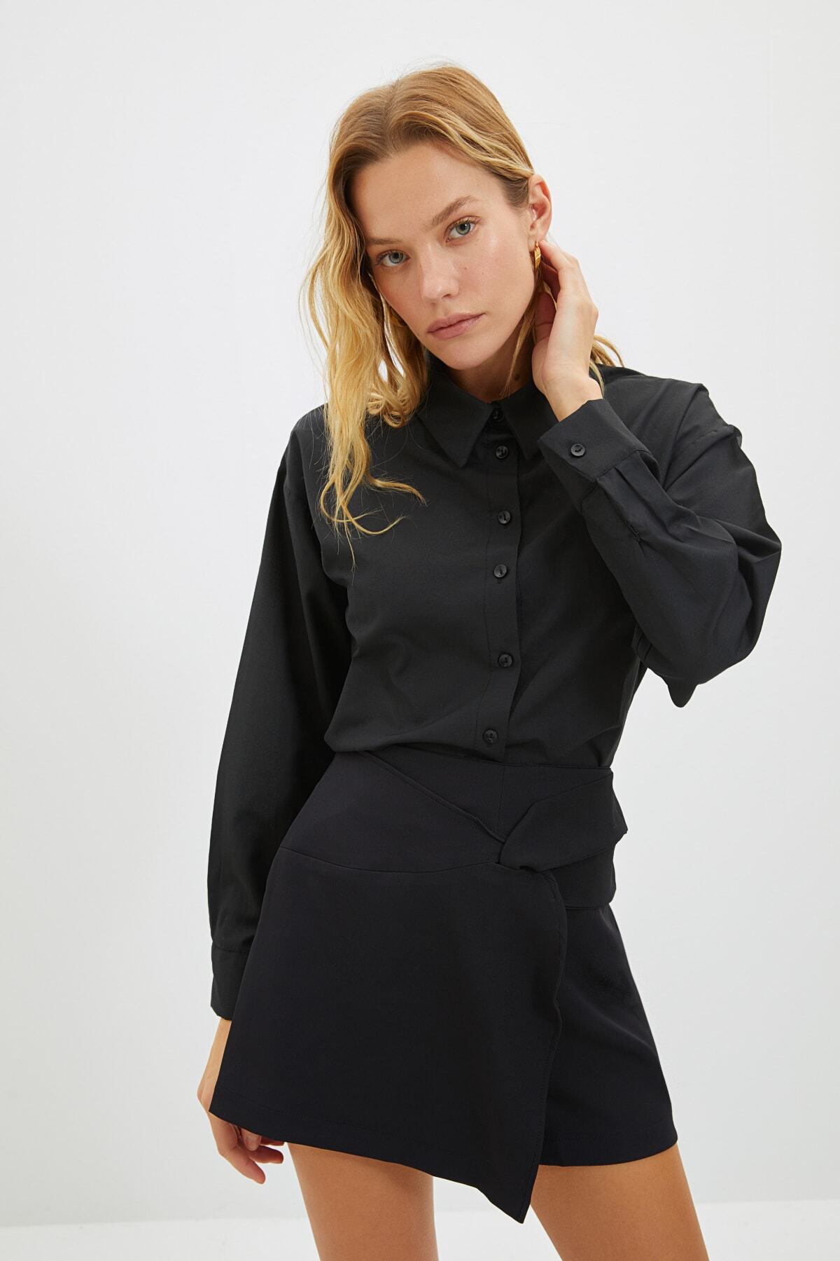 TRENDYOLMİLLA Siyah Kruvaze Şort & Bermuda TWOAW22SR0072