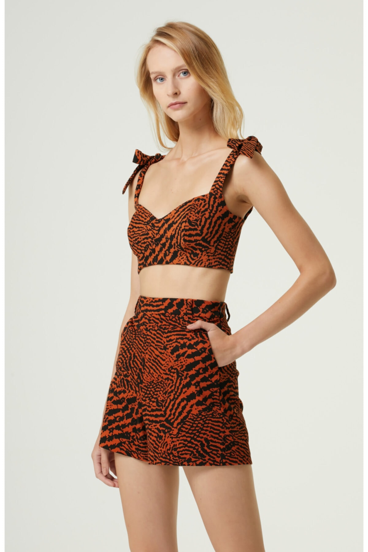 Network Slim Fit Turuncu Desenli Crop Bluz