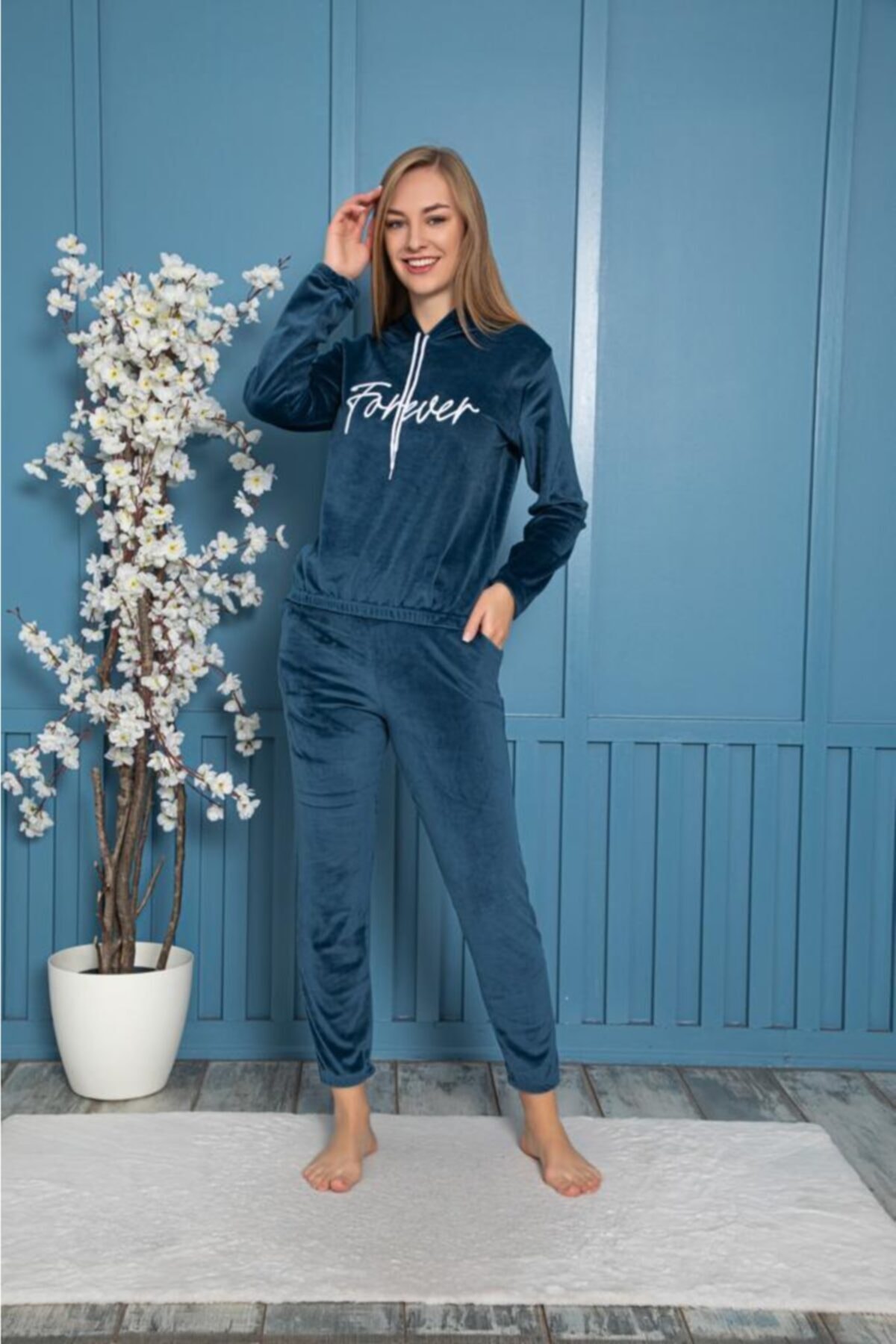 Temporium Kadın Petrol Mavisi Forever Işlemeli Kapüşonlu Kadife Uzun Kollu Pijama Takımı