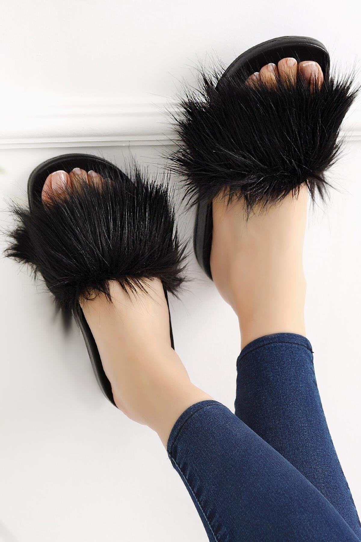 WonderfulShoes Kadın Siyah Tüylü Peluşlu Ev İçi ve Dışarı Terliği