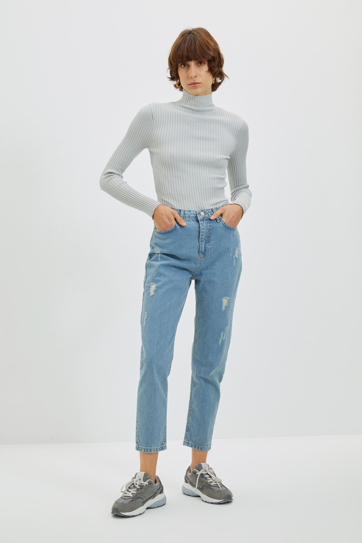 TRENDYOLMİLLA Mavi Yıpratma Detaylı Yüksek Bel Mom Jeans TWOAW22JE1171