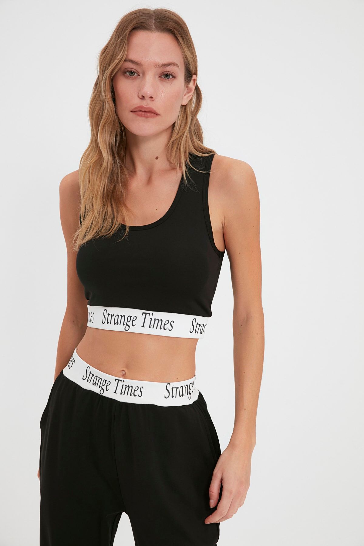 TRENDYOLMİLLA Siyah Slogan Baskılı Destekli Örme Spor Sütyeni TWOAW22SS0056