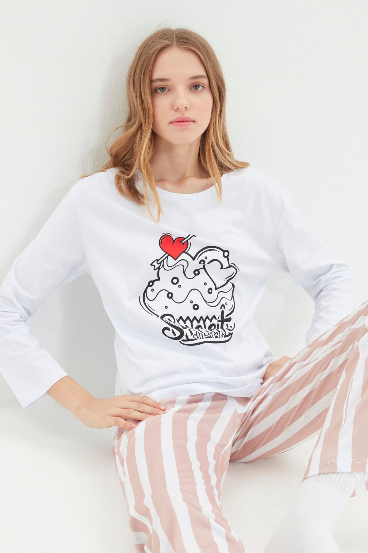 TRENDYOLMİLLA Beyaz Baskılı Örme Pijama Takımı THMAW22PT0740