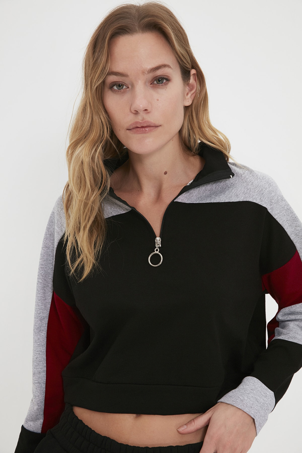 TRENDYOLMİLLA Siyah Renk Bloklu Crop İnce Örme Sweatshirt TWOAW22SW1915