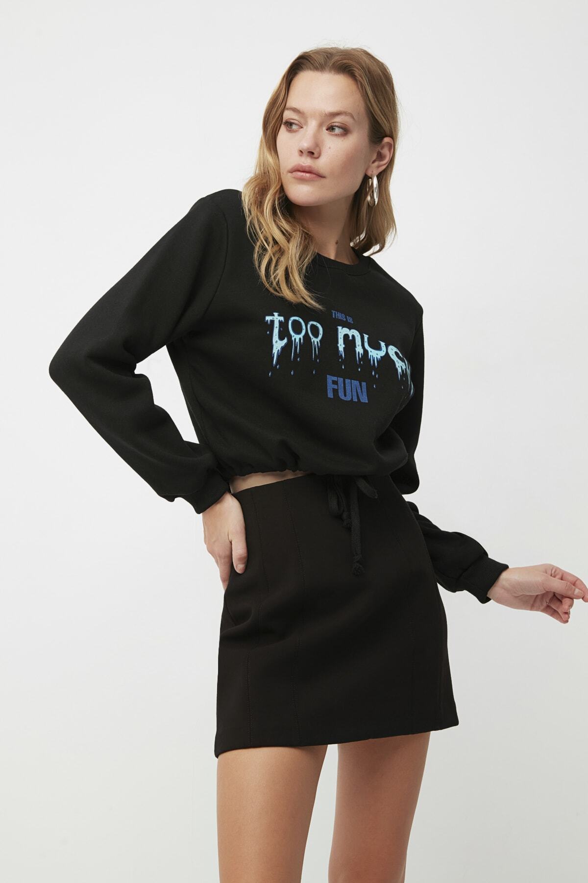 TRENDYOLMİLLA Siyah Baskılı Crop Şardonlu Örme Sweatshirt TWOAW22SW1808