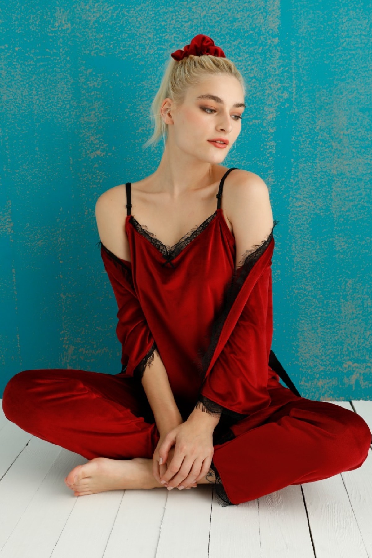 PIJAMAHOME Pijamoni Fransız Kadife Dantel Detaylı Sabahlıklı Kırmızı Kışlık Pijama Takımı