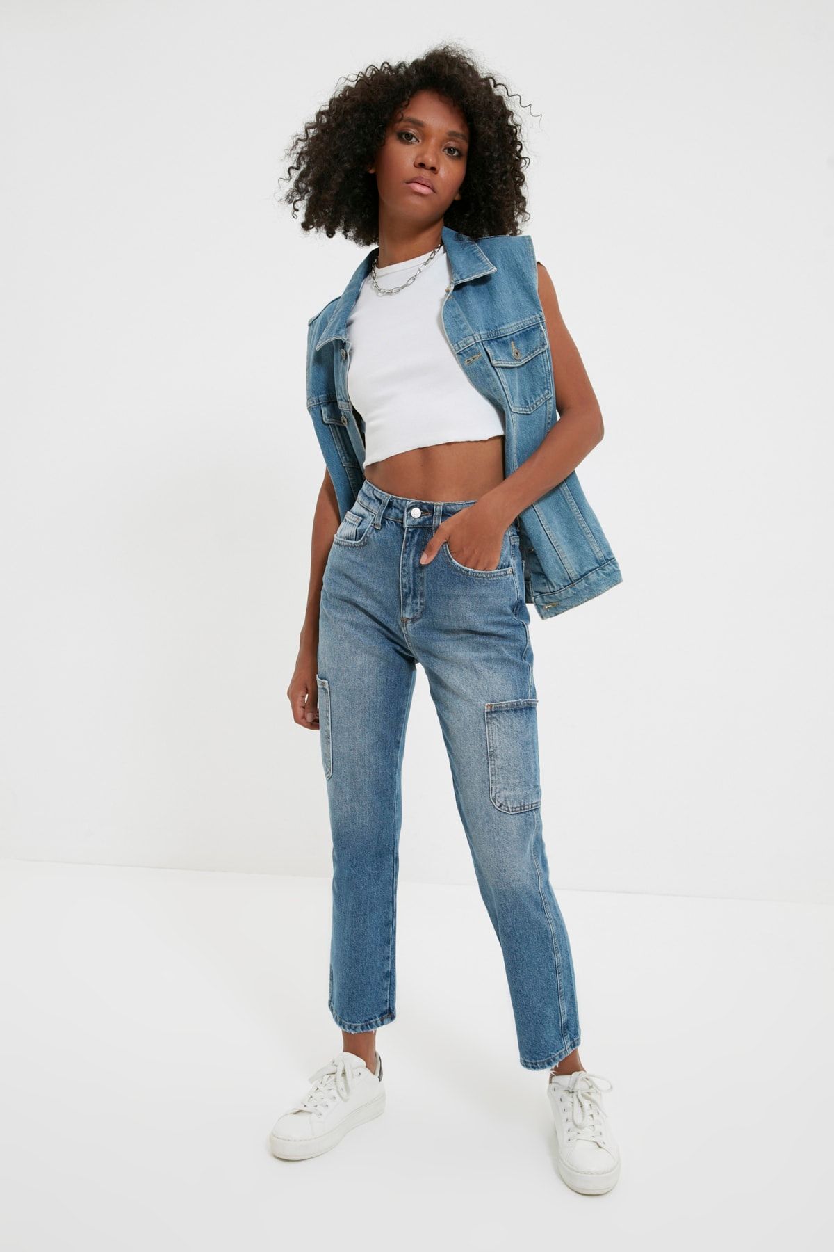 TRENDYOLMİLLA Mavi Cep Detaylı Yüksek Bel Straight Jeans TWOAW22JE0924